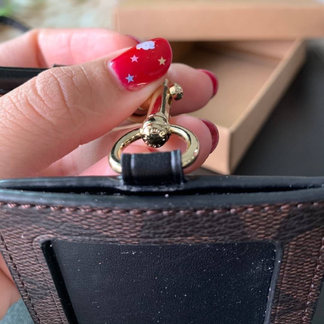 COACH F63274 ID LANYARD IN SIGNATURE COATED CANVAS กระเป๋าใส่บัตรคล้องคอ ลาย C ทั้งใบ ด้านหน้าตกแต่งชื่อแบรนด์ สวยมากกก ใส่บัตรพนักงาน และบัตรต่างๆ มาพร้อมสายคล้องคอ สายถอดออกได้ ตัวกระเป๋ามี 3 ช่องค่ะ