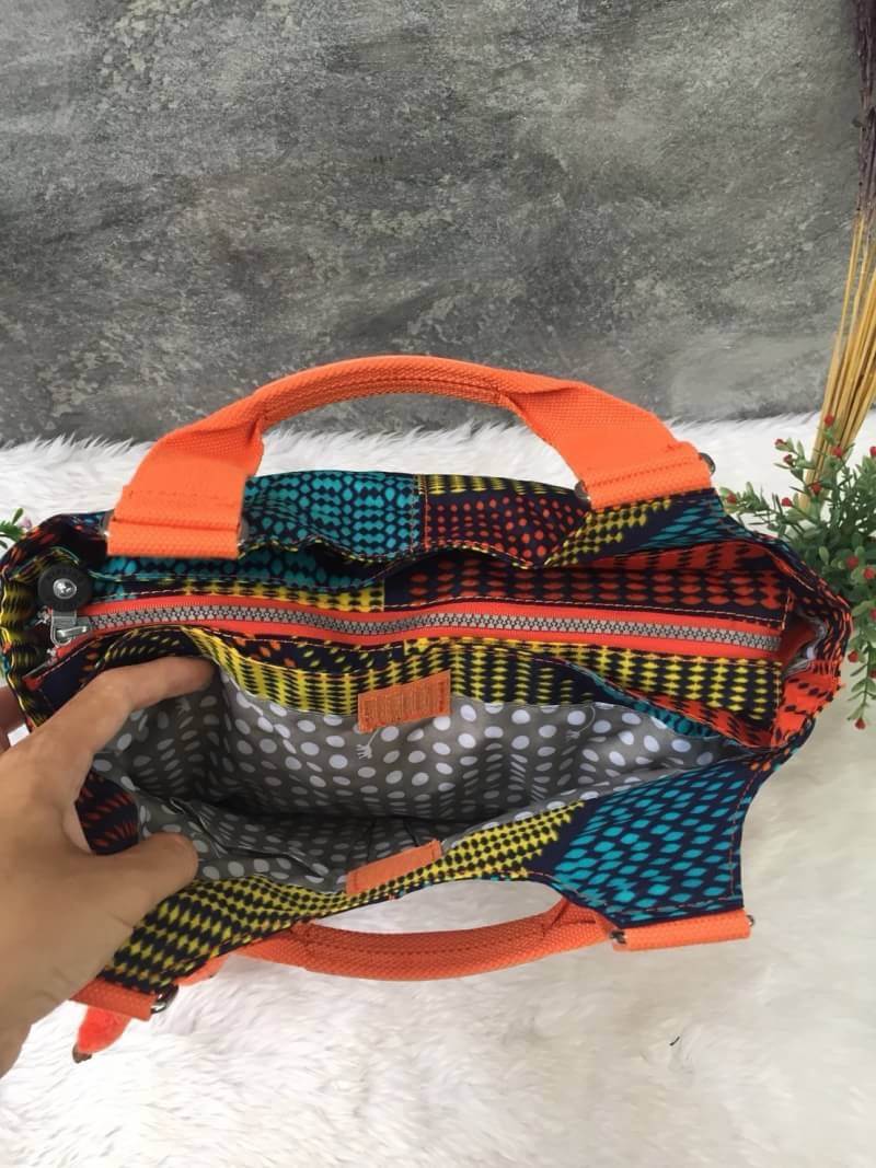 Kipling รุ่น Cicele กระเป๋าสะพายไหล่ใบใหญ่ สวยน่ารัก ตัวกระเป๋าด้านในเป็นช่องโล่งแบบปิดเปิดด้วยซิป มีช่องซิปด้านใน ด้านข้างกระเป๋า มี 2 ช่อง ปิดเปิด ด้วยเทป พร้อมที่ใส่โทรศัพท์ ปากกา และ MP 3 ในส่วนด้านใน และ ด้านข้างกระเป๋า ซ้าย-ขวา เป็นช่องขนาดเล็กสำหรั