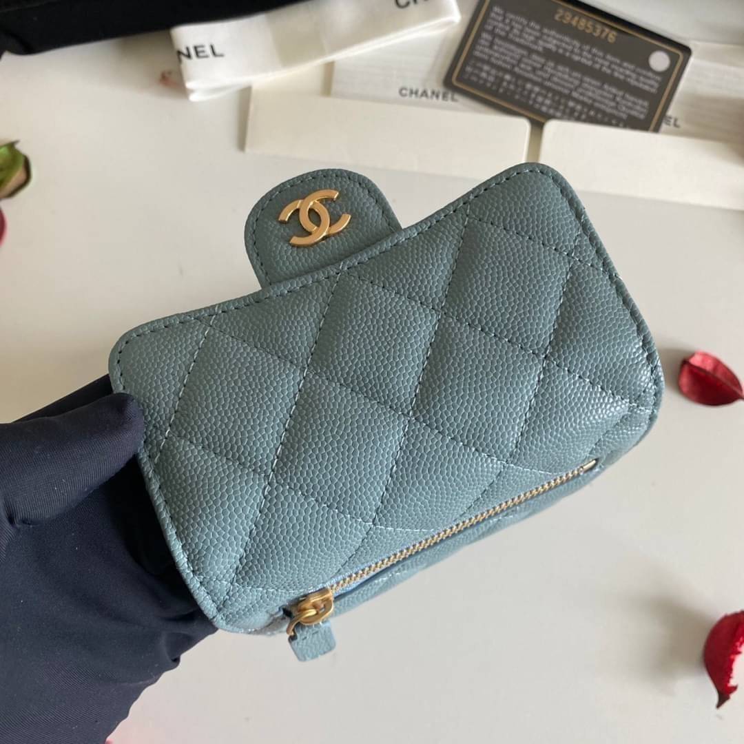 หนังแท้ Chanel Classic small wallet caviar 3 พับ พร้อมส่งที่ไทย รุ่นยอดนิยมไอเท็มฮิตวัสดุหนังแท้คาเวียร์สวยคลาสสิคเปิดปิดด้วยฝาปิดกระดุมด้านหน้ามีโลโก้แบรนด์อะไหล่ทองสวยหรูดูดี ตัวจริงสวยน่าใช้ Chanel mini นาทีนี้กำลัง in สุดๆ ภาพสินค้าถ่ายจากงานขายจริง ใ