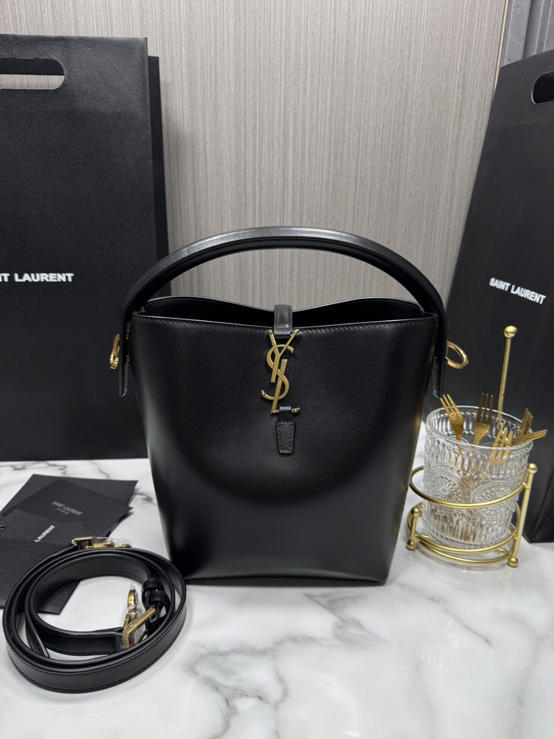 TOP ORI หนังแท้ | YSL Le 37 in shiny leather bag / YSL Bucket Bag กระเป๋าสะพายทรงทรงถัง โดดเด่นด้วยตัวปิดแบบตะขอ Cassandre พร้อมหูจับด้านบน และสายสะพายไหล่แบบปรับได้และถอดออกได้