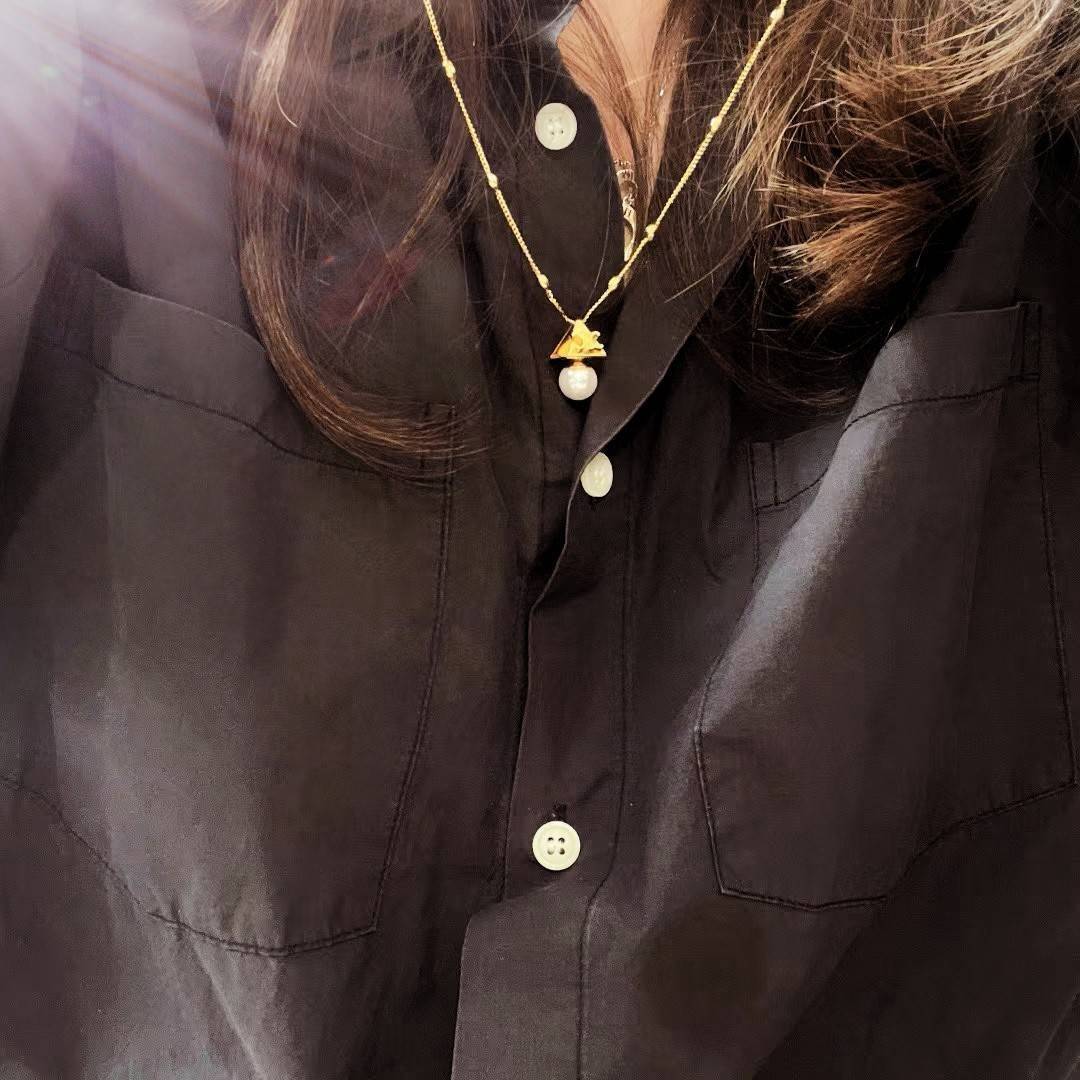 CELINE NECKLACE VIP สร้อยคอพร้อมจี้ดีไซน์สุดหรูคลาสสิคหายากชวนสะสมไอเท็มแบบนี้นานๆจะหลุดมาให้ช้อปจะซื้อใช้เองหรือมอบเป็นของขวัญก็เลิศหรูดูดี สินค้ามาพร้อม Original Package ถุงผ้ากำมะหยี่แบรนด์ กล่องและถุงกระดาษแบรนด์ Dutyfree ห้ามพลาดค่ะ!