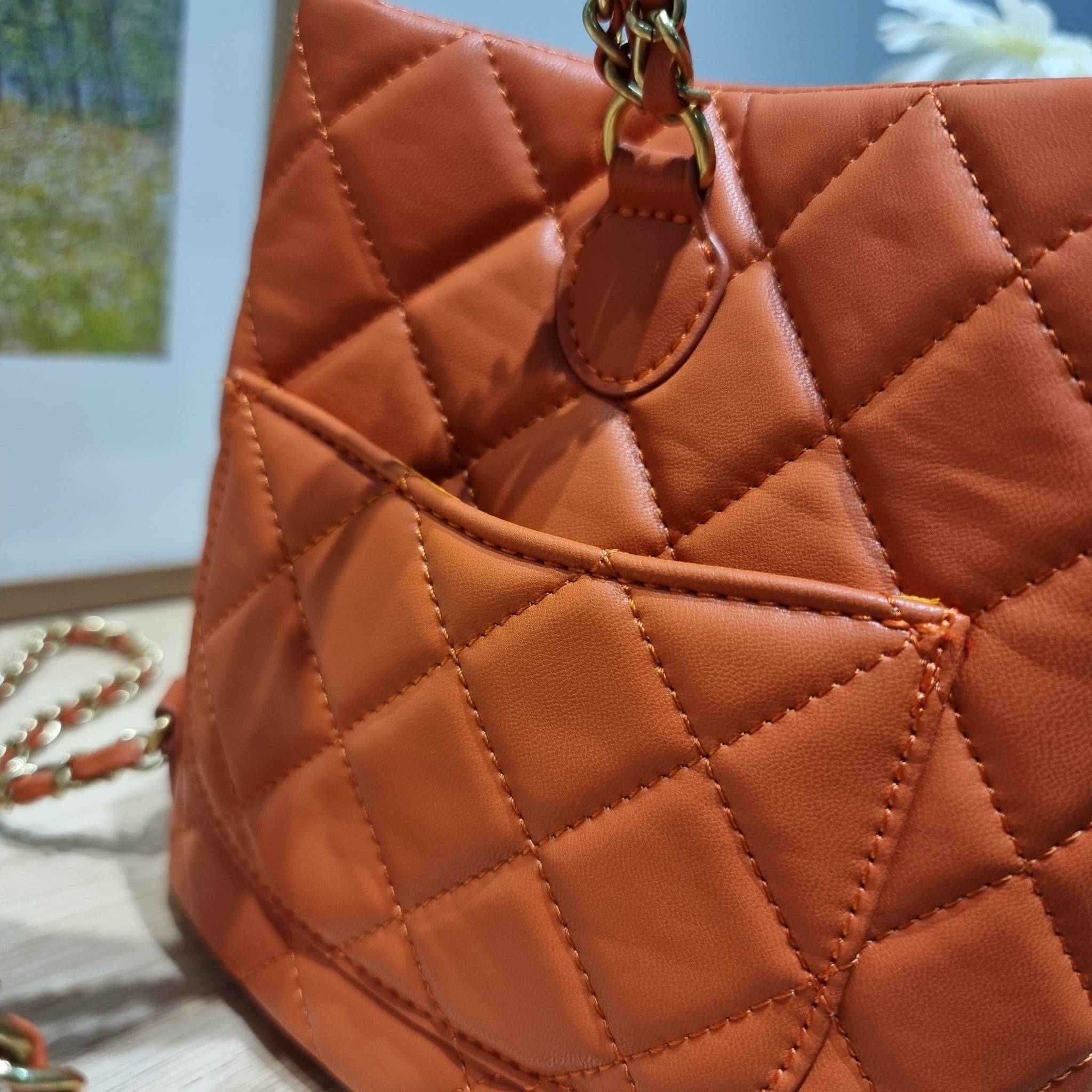 Chanel small backpack กระเป๋าสะพายหลังใบเล็ก โลหะสีทอง ดีไซน์ 2023 น้องน่ารักตะโกนม้าก!! กับกระเป๋าทรงเป้ ขนาดน่ารักน่าใช้ ดีเทลดีงาม มีใบลูกติดในตัวกระเป๋า สะดวกใช้สุดๆ