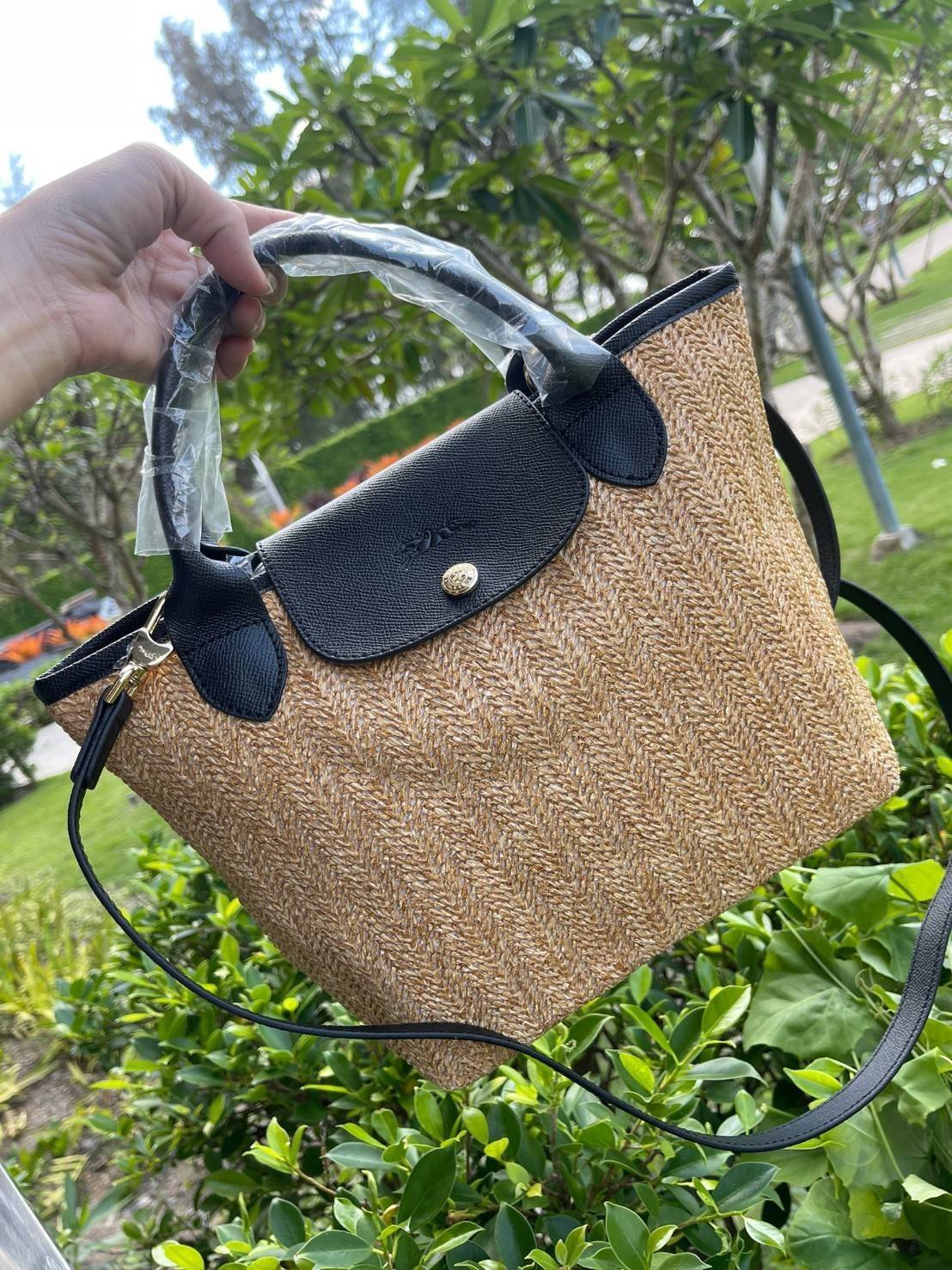 LONGCHAMP LE PLIAGE COLLECTION PAILLE TOP HANDLE BAG มี 3 ขนาด XS/S/M กระเป๋าถือหรือสะพาย งานสาน raffia ปากกระเป๋าตัดด้วยหนังสีดำ ลุคช์สุดเท่ของเหล่า Celebrities กับกระเป๋าปิคนิกสุดฮิตจาก Longchamp อย่าง Le Pliage Paille (เลอ ปลิยาจ ไพล์) ถือเป็นกระเป๋าที