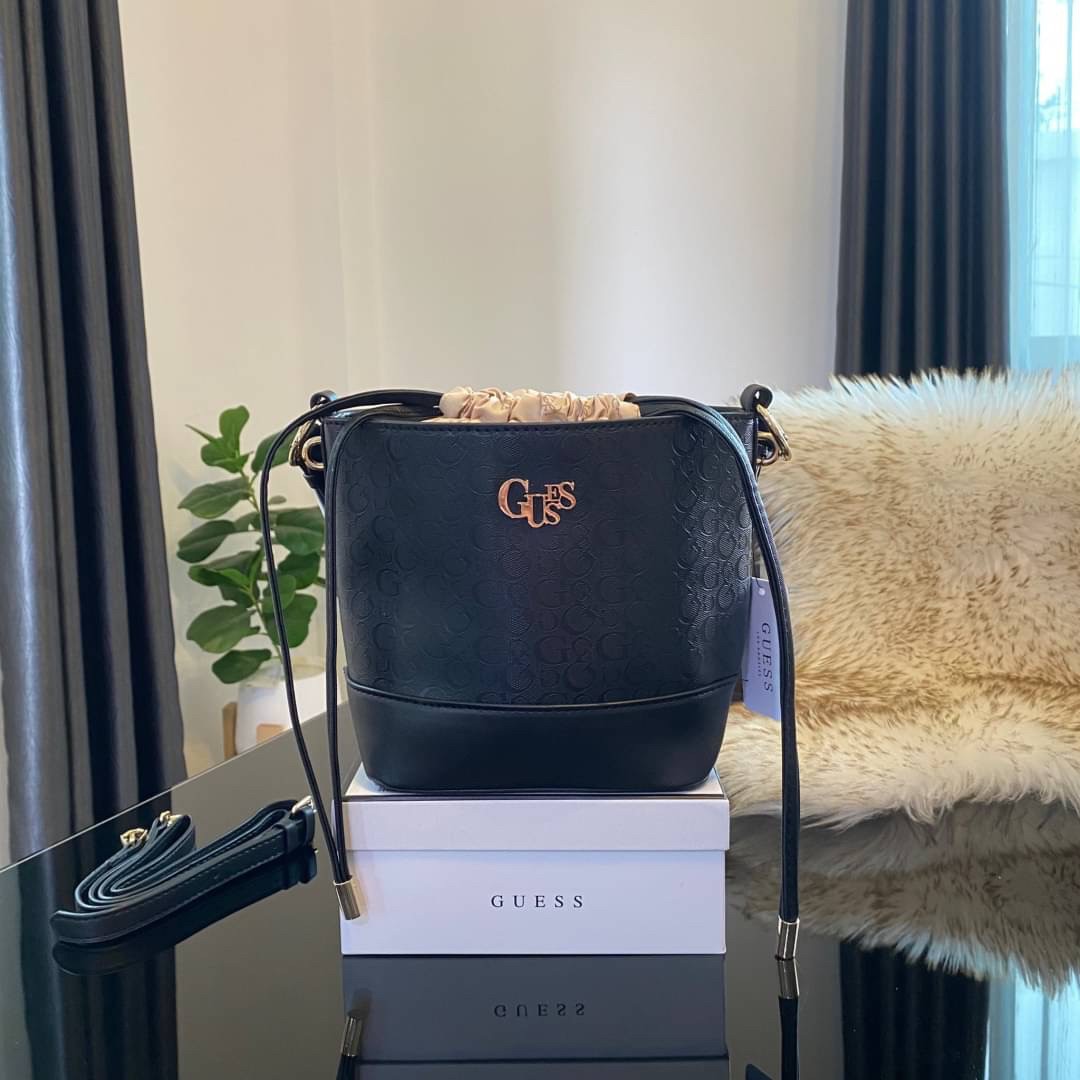 Guess Agata Bucket Handbag กระเป๋ารุ่นใหม่ล่าสุดทรงถังสุดน่ารัก พิมพ์ลายรอบใบ วัสดุ Saffiano PU คุณภาพดี นิ่ม น้ำหนักเบา ด้านหน้าประดับด้วยโลโก้แบรนด์สวยโดดเด่น เปิด-ปิดด้วยเชือกหนังใช้หูรูดปลายเชือกประดับอะไหล่ทองสะดวกใช้ ด้านในโล่งกว้างมีช่องเล็กสำหรับใ