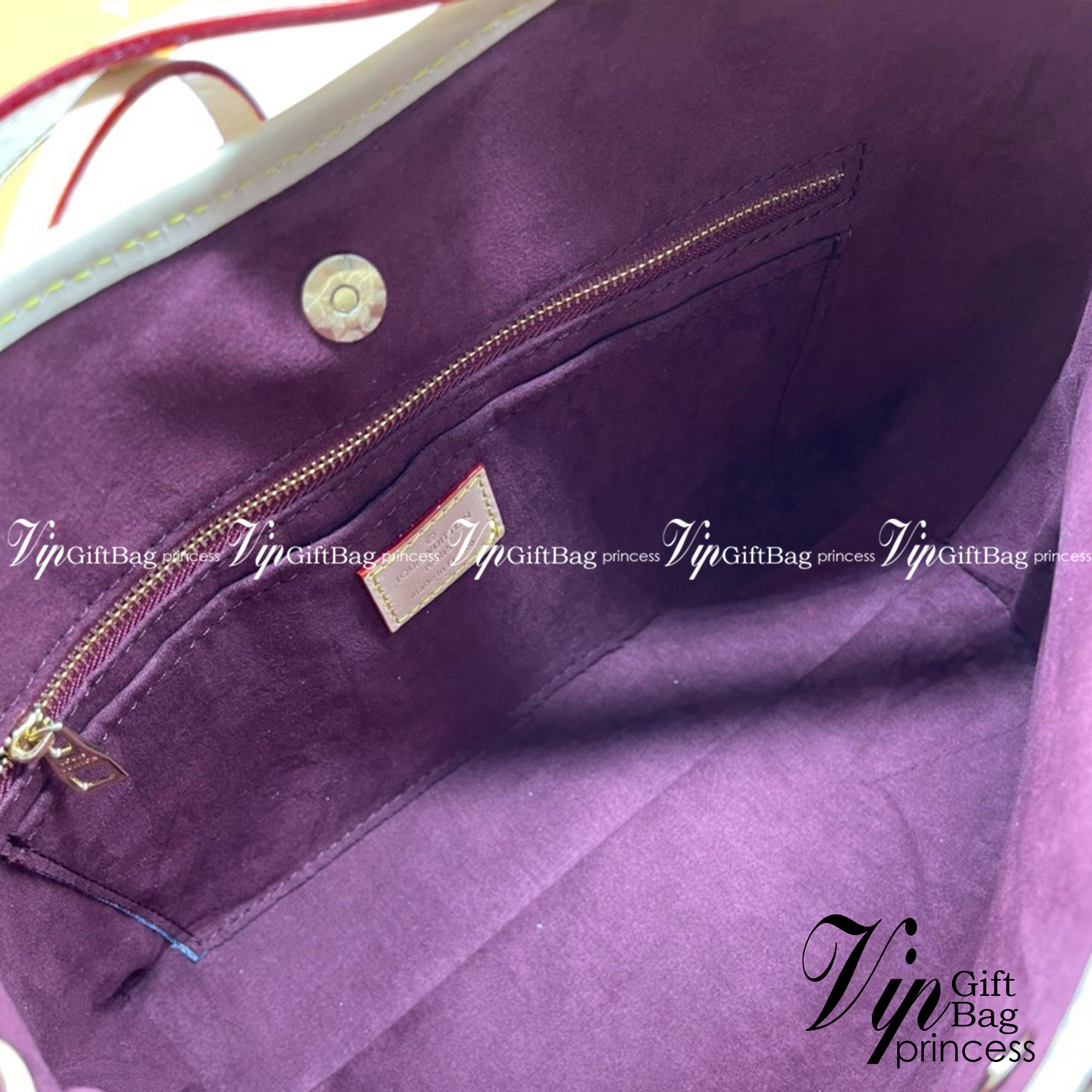 LV CARRYALL Monogram Canvas / LV Shopping Bag รุ่นใหม่ล่าสุด กระเป๋าสะพายทรงหรูหรามีสไตล์ สวยปังมั้ยไหว ใบจริงสวยมากกกก ได้สวยก่อนใคร วัสดุหนังแคนวาสเคลือบลาย สวย คลาสสิค ภายในเป็นช่องโล่ง จุของได้เยอะ สาวๆใช้ใบนี้ สะพายไปไหนก็เข้ากัน ถ่ายรูปสวยๆ ชิคๆ โดด