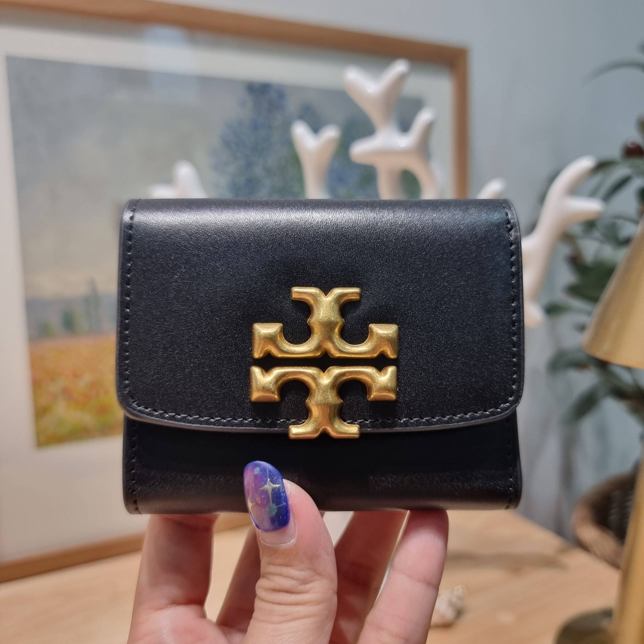 Tory wallet bag / TORY BURCH ELEANOR COMPACT WALLET กระเป๋าสตางค์ใบสั้นรุ่นขายดี แบบพับ ตัวมัมตัวแม่มากๆ ดูหรูหราทุกสี ดีไซน์คลาสสิค ขนาดกำลังพอเหมาะ โดดเด่นด้วยโลโก้สีทองดูแพง