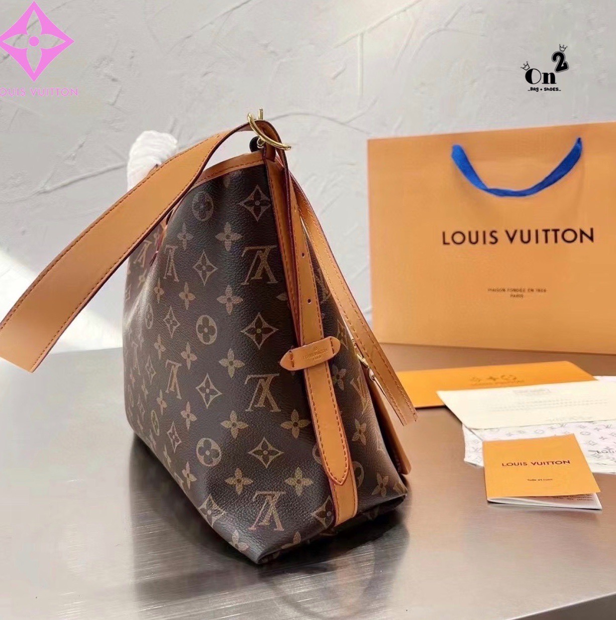 LV CARRYALL Monogram Canvas 12" / LV Shopping Bag รุ่นใหม่ล่าสุด กระเป๋าสะพายทรงหรูหรามีสไตล์ สวยปังมั้ยไหว ใบจริงสวยมากกกก ได้สวยก่อนใคร วัสดุหนังแคนวาสเคลือบลาย สวย คลาสสิค ภายในเป็นช่องโล่ง จุของได้เยอะ สาวๆใช้ใบนี้ สะพายไปไหนก็เข้ากัน ถ่ายรูปสวยๆ