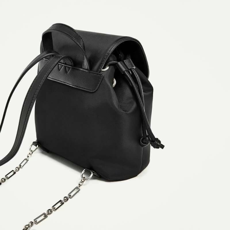 ZARA GAM DETAIL BLACK BACKPACK 2017 กระเป๋าเป้สีดำ ขนาดกำลังน่ารัก ด้านหน้าประดับเพชร และ crystal เพิ่มความ สวยหรู Diamante collection เปิดปิด ด้วยล็อคบิด ภายในมีโลโก้ และช่องใส่ของ พร้อมสายสะพาย โซ่ต่อหนัง ปรับระดับได้ ตัวจริงสวยหรูดูดีเข้าได้กับทุกชุดค่