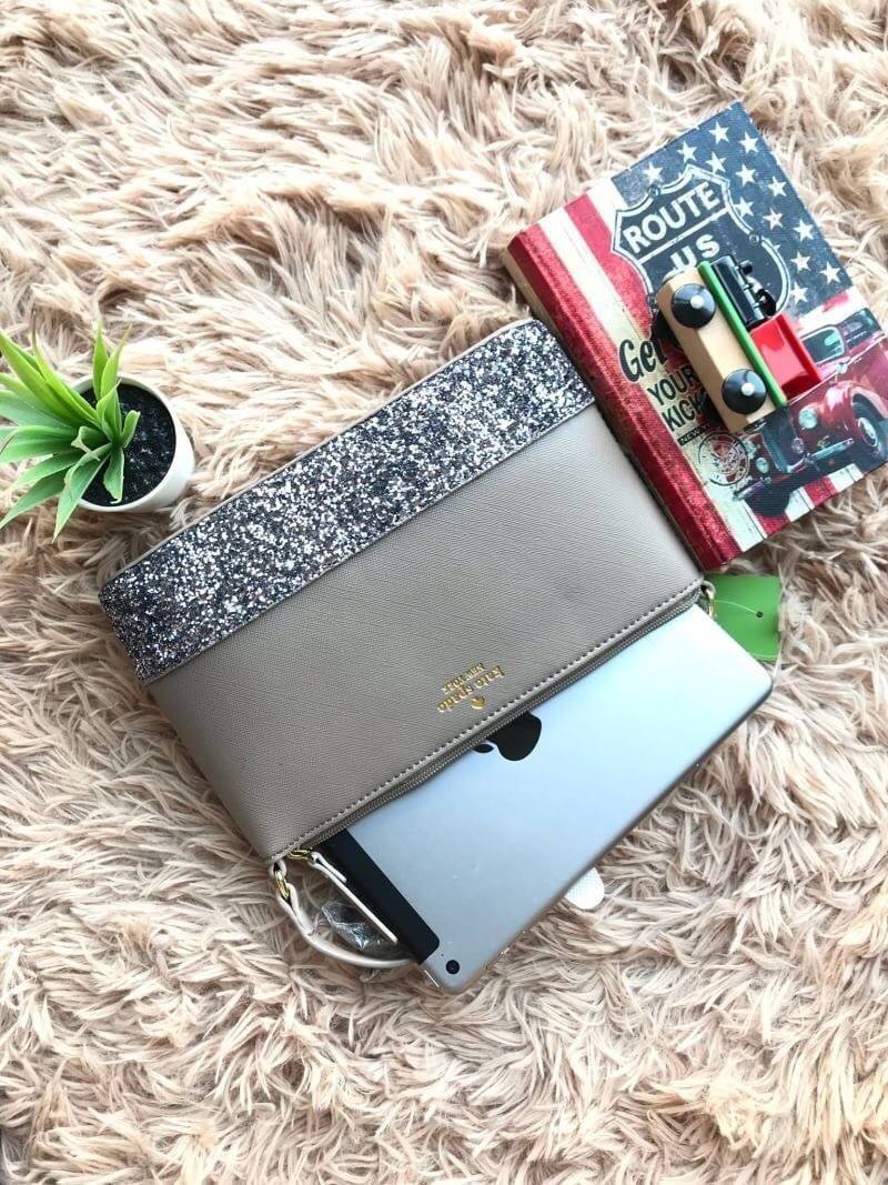 Kate Spade New York Greta Court Ramey Gritter Crossbody Bag กระเป๋าสะพายที่มีดีเทลเป็นกริชเตอร์วิ้งที่ก้นกระเป๋า ด้านบนหนังsaffiano เปิดปิดด้วยซิปเดียวด้านบน ภายในใส่กระเป๋าสตางค์ยาว มินิไอแพคได้ สายสะพายยาว118cmปรับไม่ได้ ขนาดกำลังดีสวยน่าใช้เลยคร้า!!