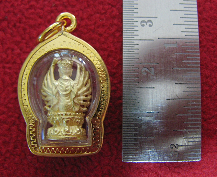 สินค้าหมดค่ะ จี้เจ้าแม่กวนอิมพันมือองค์เล็กเนื้อทองพ่นทรายเลี่ยมกรอบใหญ่ทองไมครอนพร้อมใบคาถาค่ะ