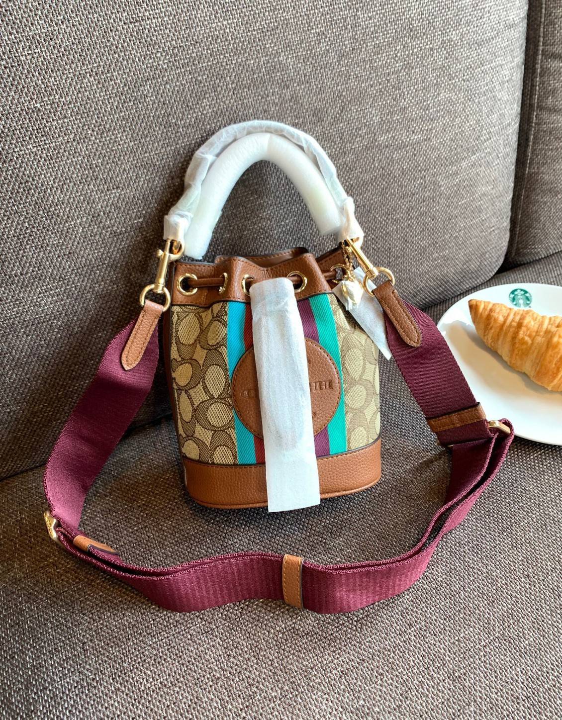 น้องใหม่ล่าสุด สวยเกินต้านเลยค่าา! COACH DEMPSEY DRAWSTRING BUCKET 15 IN SIGNATURE JACQUARD WITH STRIPE 2021 พร้อมส่งที่ไทย ออกใหม่ล่าสุด ห้ามพลาดค่า! กระเป๋าทรงขนมจีบ วัสดุJacquard+หนังแท้ ตัเแทบสีตรงกลาง เพิ่มสีสันเข้ามาได้ลงตัวสวยงามมากๆค่ะ