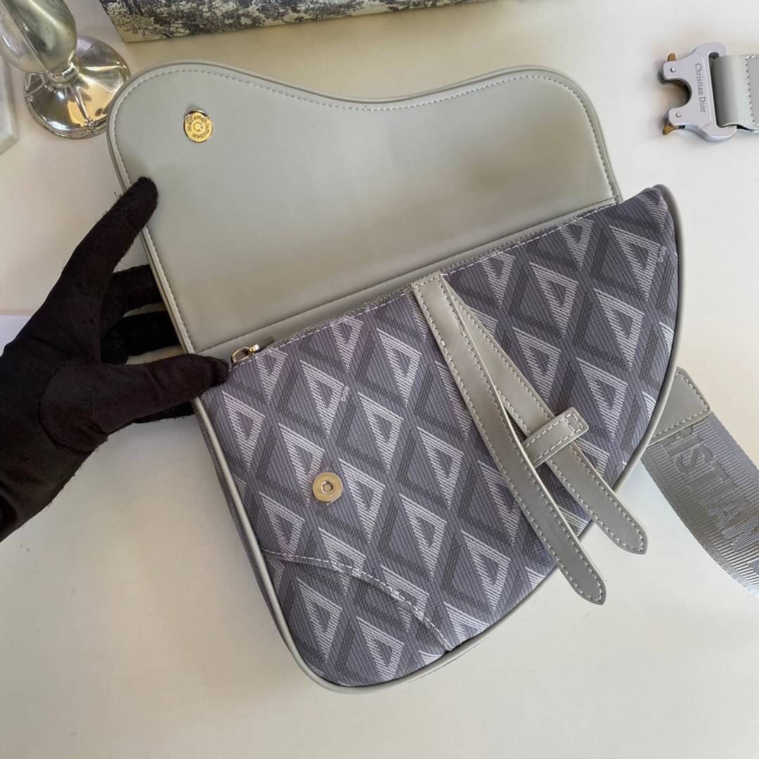 DIOR Saddle Bag Dior Gray CD Diamond Canvas and Smooth Calfskin / DIOR Saddle Belt Bag ภาพสินค้าถ่ายจากงานขายจริงใช้งานต่างประเทศได้
