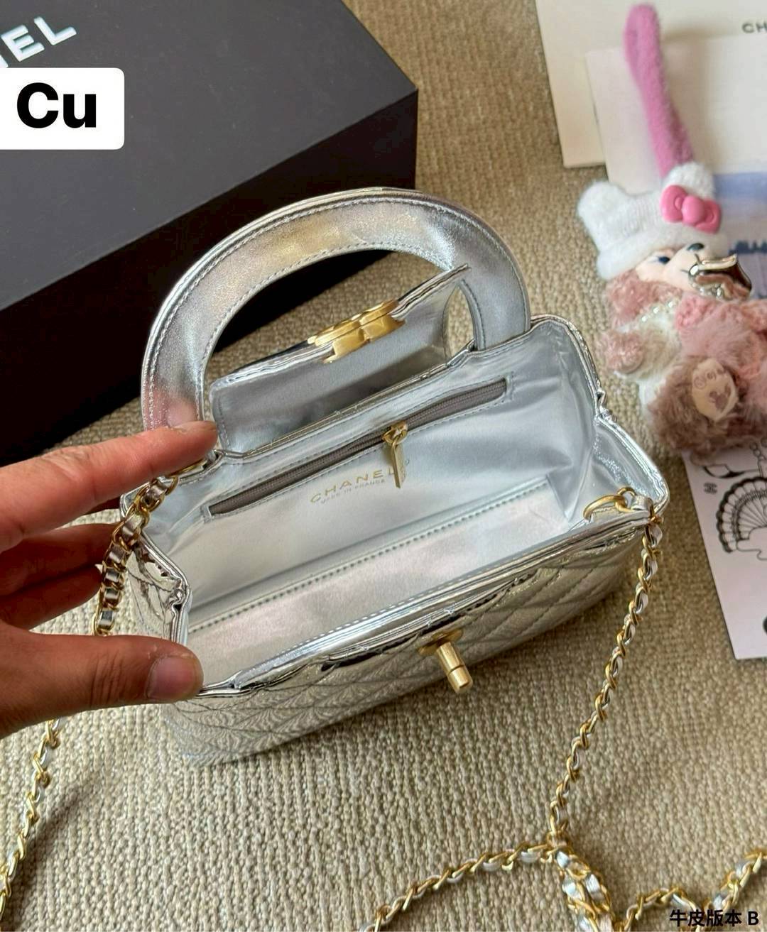 CHANEL 23K Kelly Mini Handbag Metallic Color กระเป๋าสะพายทรงสวยเรียบหรู สีใหม่เมทัลลิกเงางาม ผสมผสานดีไซน์วินเทจสง่างามทันสมัย ใช้งานได้หลากหลายโอกาส คอลเลคชั่นสุดฮอต กระเป๋าถือ/สะพายข้าง คงเอกลักษณ์ ให้ความเป็นผู้ดีในตัว สวยงาม