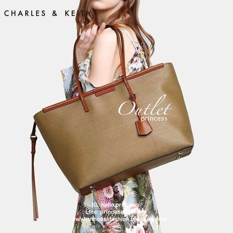 Best Seller!!! Charles & Keith Black Textured Tote Bag กระเป๋าสะพายทรง Shopping ใบใหญ่จุใจวัสดุ Polyester Textured สานรอบใบตัดด้วยหนังเรียบอยู่ทรง กันน้ำ น้ำหนักเบา ด้านหน้ามีโลโก้พร้อมTAG พวงกุญแจห้อยที่หูหิ้ว เปิดปิดด้วยซิปพู่หนัง ภายในกว้างและจุ มีช่อง
