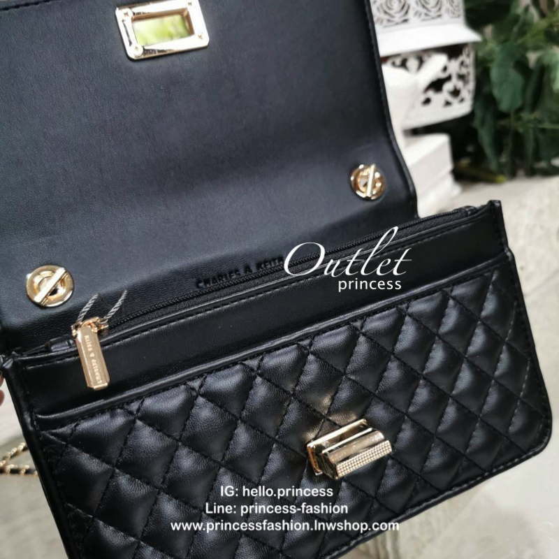 BEST SELLER! CHARLES & KIETH MINI CLUTCH BAG กระเป๋าสะพายทรงคลัชรุ่นยอดนิยมดีไซน์คลาสสิควัสดุหนังนิ่มลายตารางสวยอยู่ทรงขนาดมินิสไตล์ Chanel เปิดปิดด้วยตัวล๊อคแบบบิดอะไหล่ทอง ด้านหลังประดับโลโก้แบรนด์สวยดูดี มาพร้อมสายสะพายโซ่ร้อยหนัง Crossbody ได้สามารถซ้