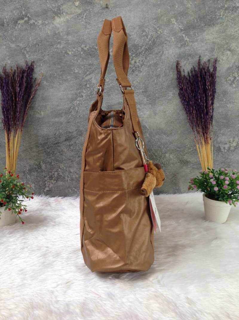 Kipling รุ่น Cicele กระเป๋าสะพายไหล่ใบใหญ่ สวยน่ารัก ตัวกระเป๋าด้านในเป็นช่องโล่งแบบปิดเปิดด้วยซิป มีช่องซิปด้านใน ด้านข้างกระเป๋า มี 2 ช่อง ปิดเปิด ด้วยเทป พร้อมที่ใส่โทรศัพท์ ปากกา และ MP 3 ในส่วนด้านใน และ ด้านข้างกระเป๋า ซ้าย-ขวา เป็นช่องขนาดเล็กสำหรั