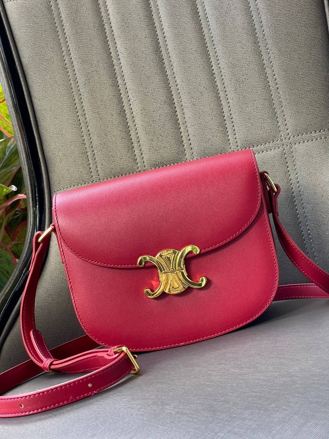 VIP 🥂 CELINE TEEN BESACE TRIOMPHE IN SHINY กระเป๋าสะพายคาดลำตัวรุ่นนี้นับว่าเป็นกระเป๋าอีกหนึ่งรุ่นในซีรีส์ Triomphe ที่ได้รับความนิยมอย่างมาก ด้วยรูปร่างทรงโค้งมนมีความคลาสสิกตามแบบฉบับของ Celine เพิ่มความหรูหราและโดดเด่นด้วยการตกแต่งด้วยโลโก้โลห