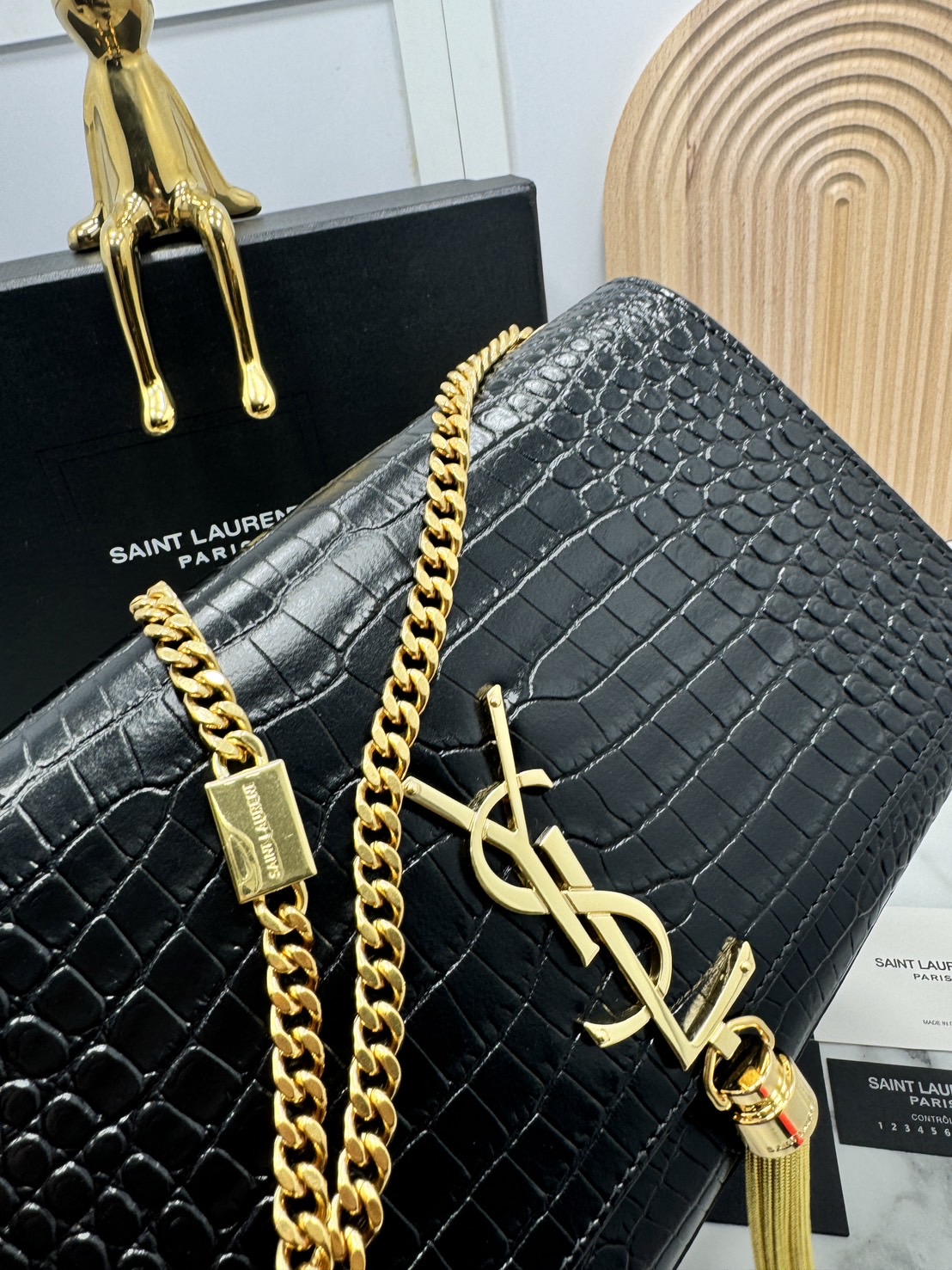 ORI หนังแท้ | 24cm Ysl Kate Croc Tassel Bag / YSL Woc Bag กระเป๋าสะพายทรง woc เรียบหรูดูแพงที่แท้จริง งานหนังลายจรเข้เต็มใบโดดเด่นด้วยโลโก้แบรนด์สุดหรู พร้อมพู่ห้อย รุ่นฮิตลอดกาลดูดีมีระดับ