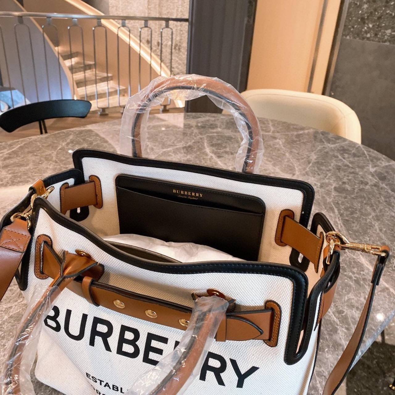 พรีเมี่ยมกิ๊ฟแท้ 100% 】BURBERRY FRAGRANCES TOTE BAG VIP GIFT WITH PURCHASE (GWP) กระเป๋าถือหรือสะพายพรีเมี่ยมกิ๊ฟ Limited Edition จาก BURBERRY PERFUME รุ่นหายาก วัสดุ Canvas & Leather ดีไซน์สวยมีเอกลักษณ์คาดด้วยสายหนังBeltประดับกระดุมสีทองด้านหน้า หูจับหน
