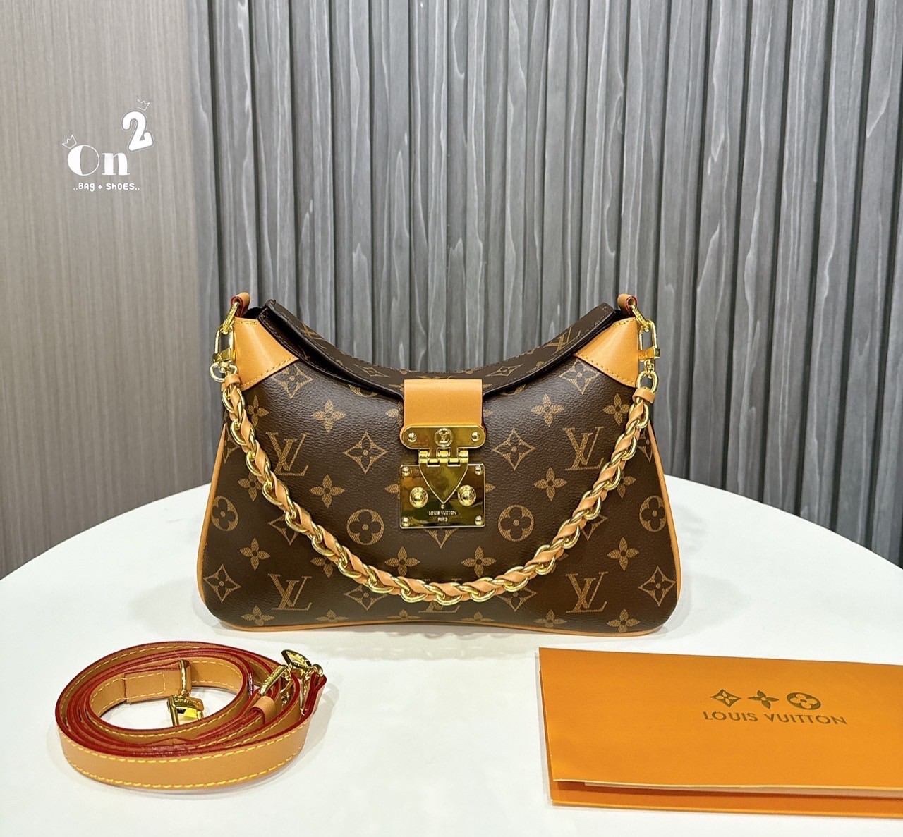 LV Twinny Monogram Reverse Bag กระเป๋าสะพายสุดคลาสสิก สวยหรู แต่งขอบหนังพร้อมตกแต่งตัวล็อกแบบ S Lock สุดไอคอนิกและหูจับสายโซ่ถักอย่างลงตัว มาพร้อมสายสะพายที่ปรับเป็นสายสั้นเพื่อคล้องแขนและสะพายไหล่หรือปรับเป็นสายยาวสำหรับสะพายเฉียง แมตช์ได้กับการแต่งกายทุ