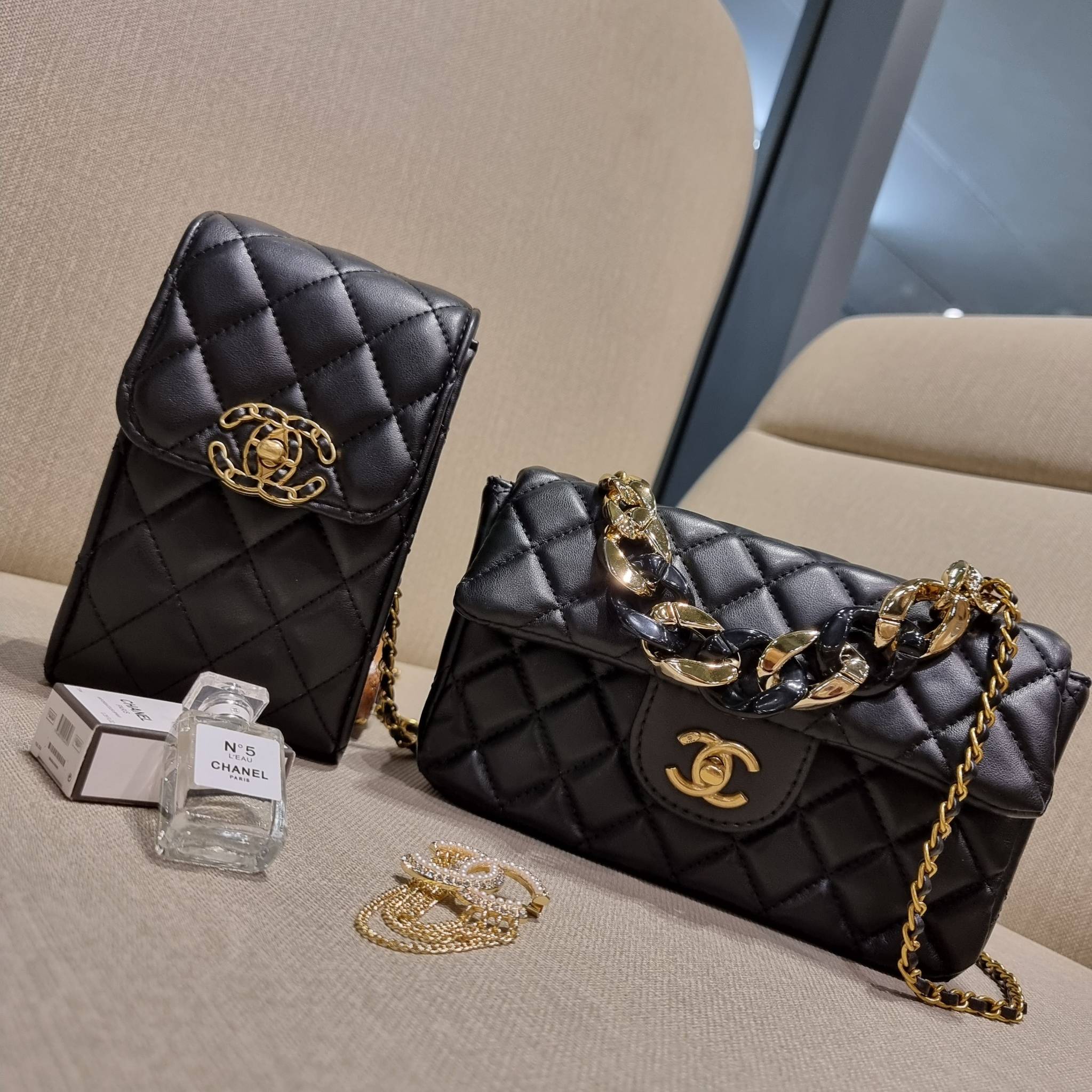 CHANEL GIFT BOX SET Chanel Holiday Makeup & Beauty Gift Sets สุดหรูชวนให้สะสม สุดยอดไอเท็มหายากพร้อมเสิร์ฟครบชุด limited สุดคุ้ม มาพร้อมกระเป๋าสะพายถึง 2 ใบ รุ่นยอดฮิตทั้งนั้น!!ที่พิเศษยังมีน้ำหอมตัวท็อปมาให้อีก chanel no.5 ที่แสนจะเย้ายวน ในขนาด 7.5 ml. 