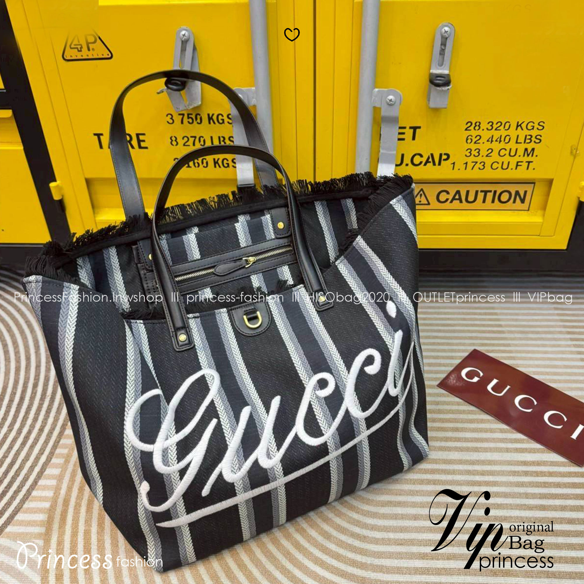 Gucci Embroidered large canvas tote bag Variation multicolor canvas กระเป๋าสะพายทรงโท้ทใบใหญ่ โดดเด่นผ้าแคนวาสฝ้ายลายทางสะดุดตา ตกแต่งด้วยงานปักลาย Gucci ด้านหน้า คอลเลคชั่นฤดูใบไม้ผลิ/ฤดูร้อน 2025