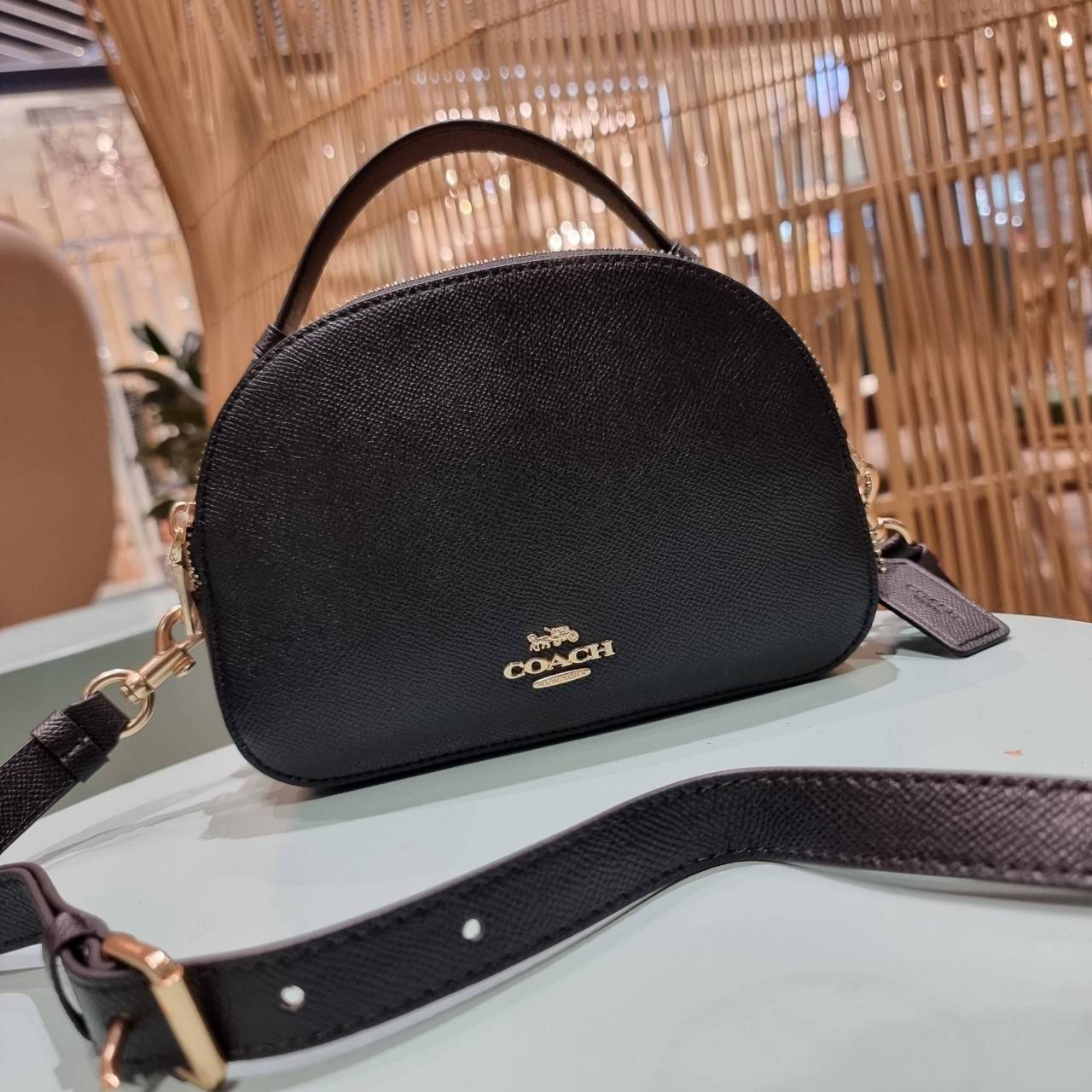 COACH 1589 SERENA SATCHEL กระเป๋าสะพายคอลเลคชั่นยอดฮิต ดีไซน์ลุคผู้ดี ต้องยกให้น้องใบนี้เลย!! จัดสีคุณหนูมาให้ สวยตาแตก!! วัสดุหนัง crossgrain ทนทาน เปิด-ปิดด้วยซิป 2 ช่องหลัก ภายในเป็นช่องโล่ง เก็บของได้แบบสบายๆ ใส่มือถือได้ทุกรุ่น สามารถหยิบไปแมทช์ได้ง่