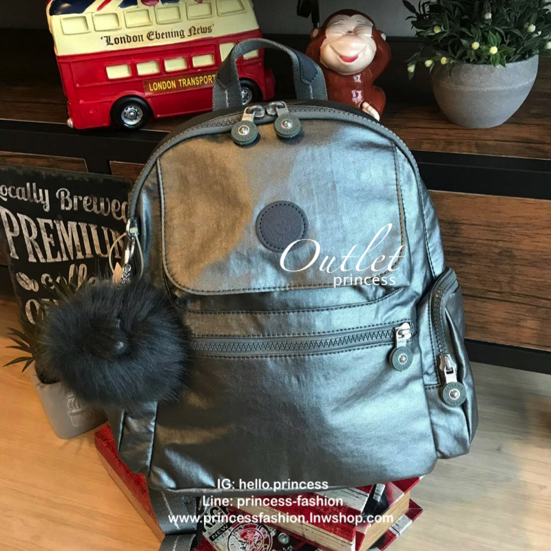 Kipling Matta Small Metallic Backpack กระเป๋าเป้ขนาดกำลังดี วัสดุไนล่อนเคลือบกันน้ำ มีน้ำหนักเบา มีช่องเก็บของหลายช่อง แบ่งเป็นช่องด้านหน้า 2 ช่องและด้านข้างอีก 2 ช่อง ช่องใหญ่ปิดเปิดด้วยซิปคู่ภายในมีช่องซิป ช่องใส่ของจุกจิกและสายห้อยพวงกุญแจ ด้านหน้าประด