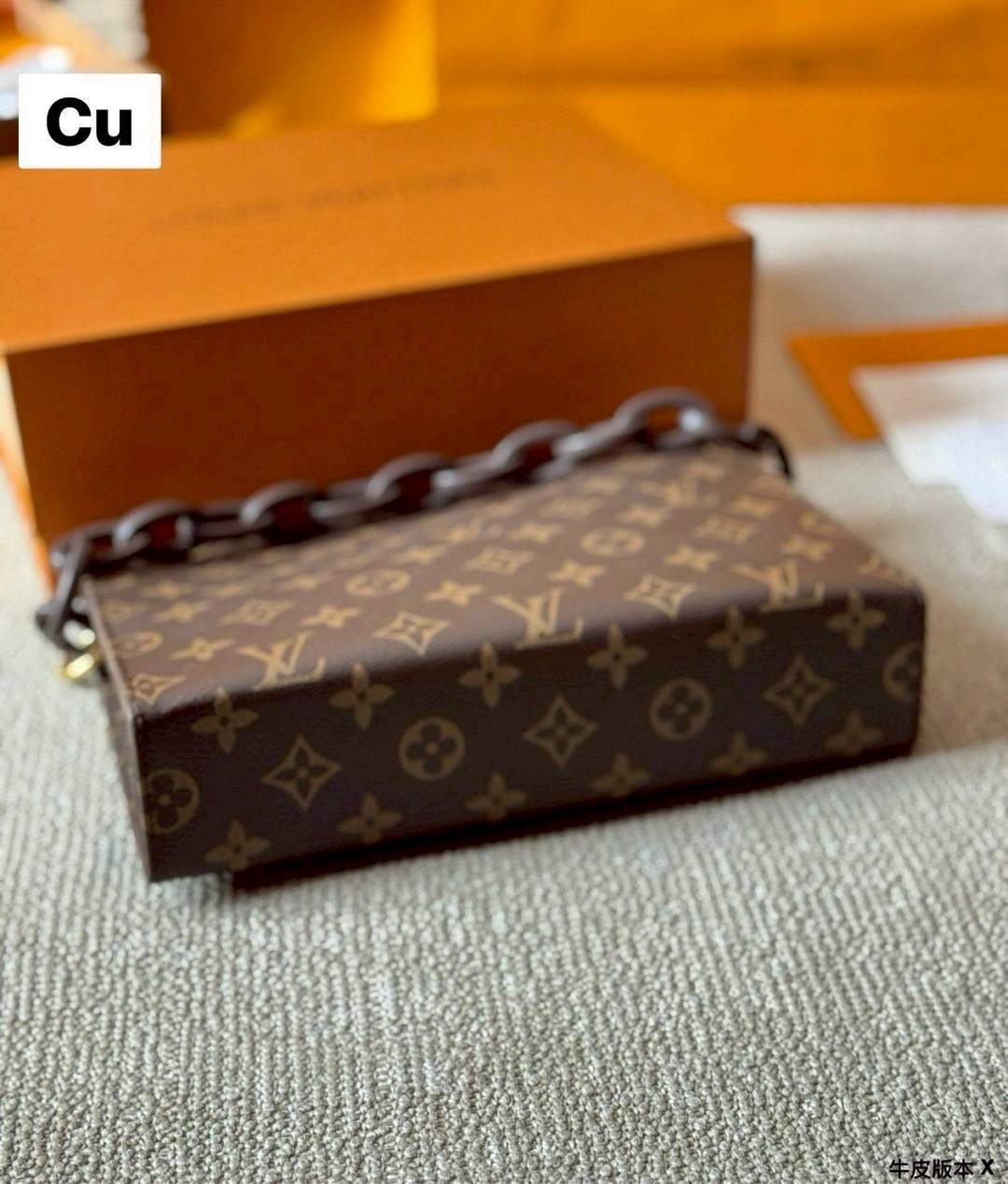 LV Poche Toilette Monogram Canvas / LV Clutch กระเป๋าถือทรงคลัช/ทรงพอช พร้อมสายสะพายถอดได้ ใช้ได้ทั้งชายหญิง โดดเด่นด้วยสายโซ่ใหญ่ตกแต่ง ด้วยรูปทรงกะทัดรัดใช้งานได้อย่างสะดวก