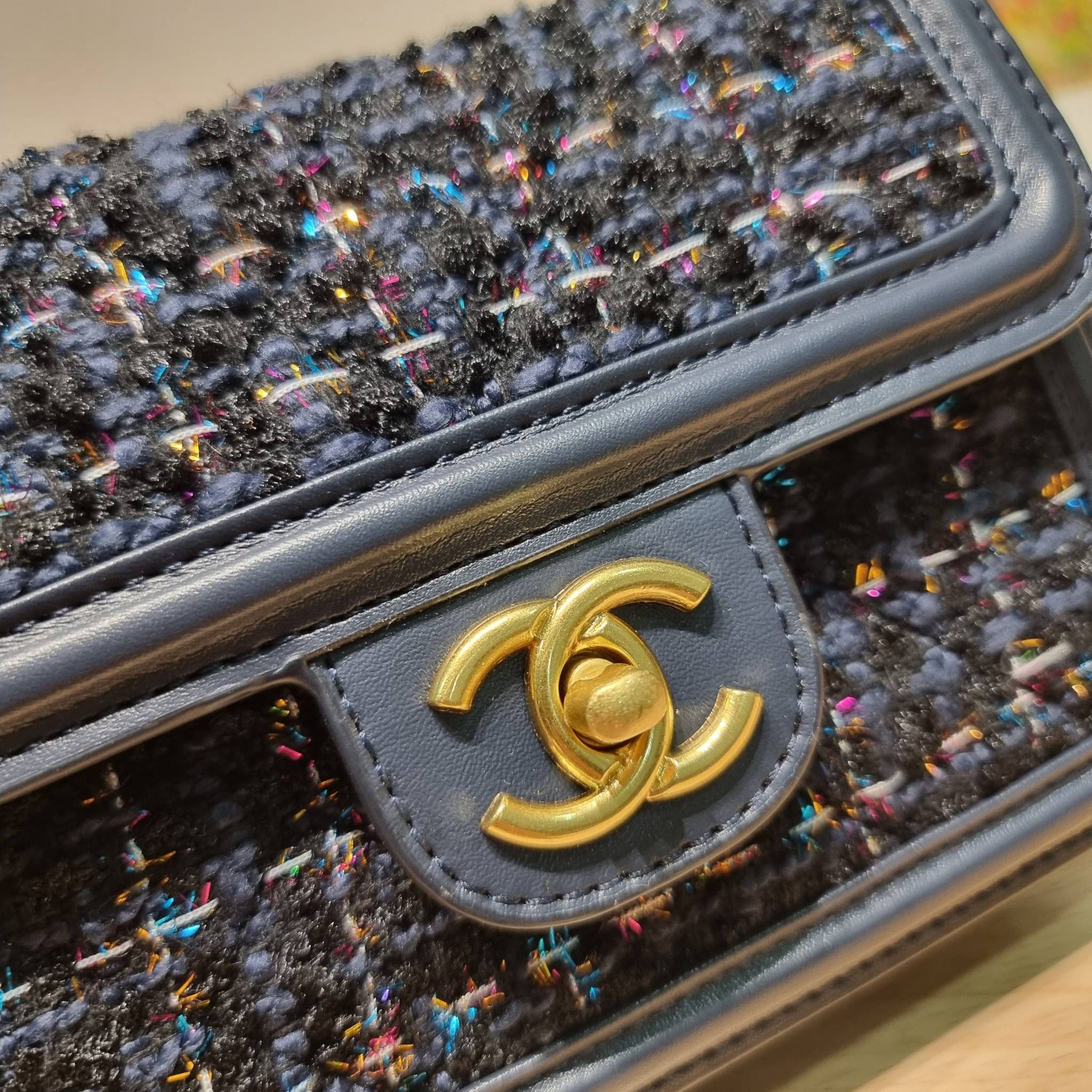 Chanel tweed mini flap bag / Chanel mini top handle กระเป๋าสะพายงานผ้าทวิตเอกลักษณ์เฉพาะของแบรนด์ งานสวยเป๊ะ มาพร้อมสายยาวถอดออกถือสวยๆเริ่ดๆ คิวท์มาก!! ดีเทลน่ารักเพียบ!!