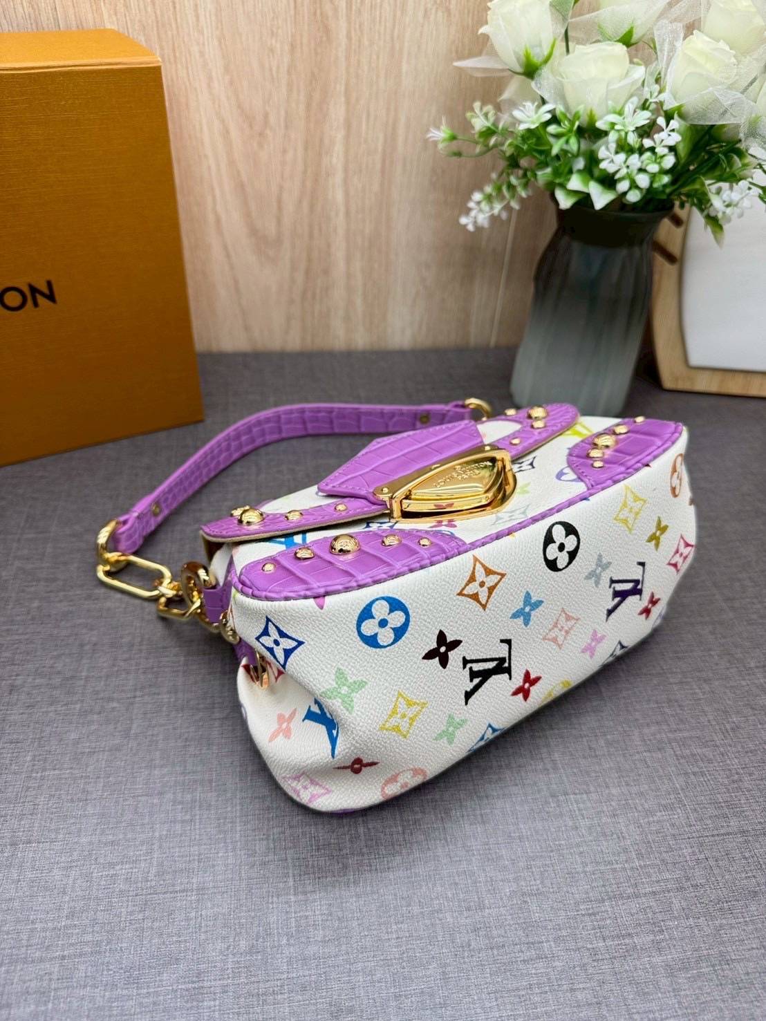 ORI หนังแท้ | Lv Marilyn White Multicolor Monogram Canvas Shoulder Bag กระเป๋าสะพายสไตล์วินเทจ ดีไซน์สีสันสดใสน่ารัก มีชีวิตชีวา โดดเด่นด้วยตัวล็อคด้านหน้าแบบกดขนาดใหญ่ จะถือแบบคล้องแขนหรือสะพายไหล่ก็ได้