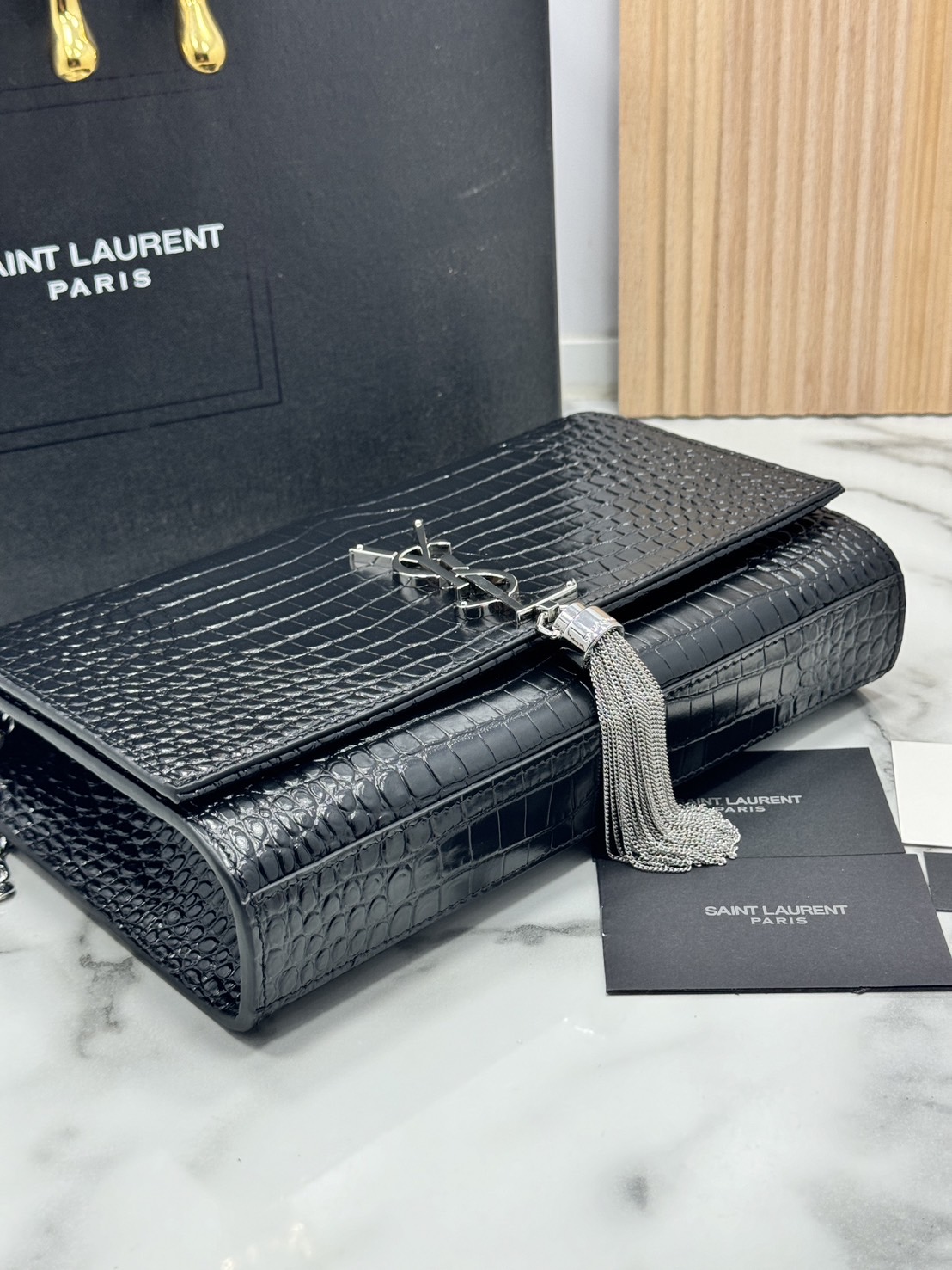 ORI หนังแท้ | 24cm Ysl Kate Croc Tassel Bag / YSL Woc Bag กระเป๋าสะพายทรง woc เรียบหรูดูแพงที่แท้จริง งานหนังลายจรเข้เต็มใบโดดเด่นด้วยโลโก้แบรนด์สุดหรู พร้อมพู่ห้อย รุ่นฮิตลอดกาลดูดีมีระดับ
