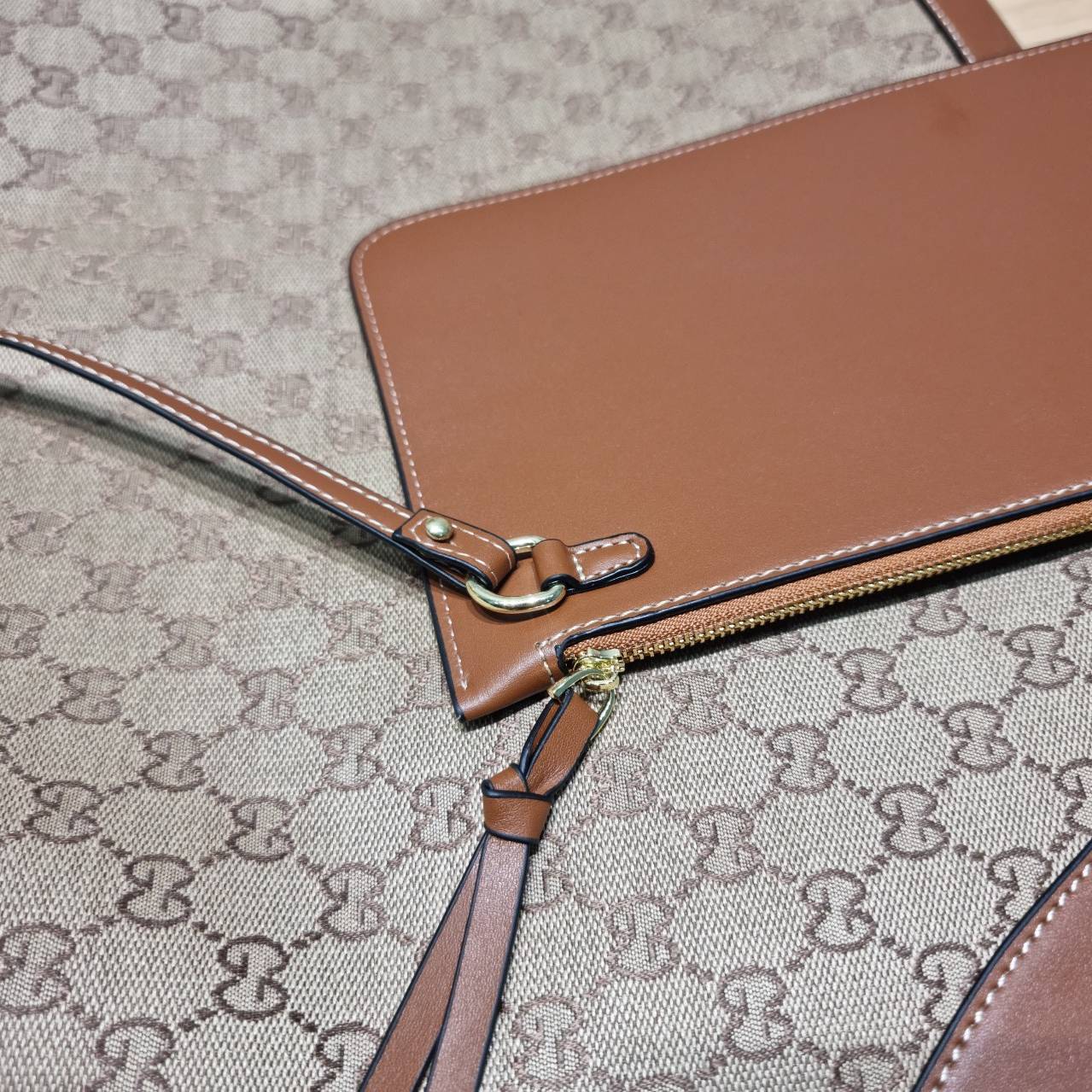 GUCCI B shoulder bag กระเป๋าสะพายไหล่รุ่นใหม่ล่าสุด สวยเริ่ดมากๆ เรียกว่าเป็นกระเป๋าที่เป็นกระแสสุดๆ และใช้ได้แบบ unisex ใบใหญ่ใส่ของได้แบบจุกๆ