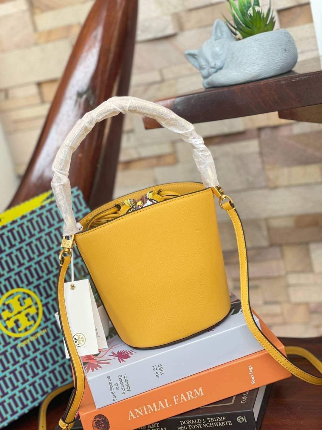 ของแท้ 💯% Tory Burch Robinson mini bucket bag ด้วยความที่ยืนหนึ่งในเรื่องแบบExotic จึงเชื่อมั่นได้เลยว่า Tory Burch ถูกคัดสรรมาแล้วอย่างพิถีพิถัน