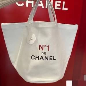 Chanel tote bag no.1 / CHANEL MINI COTTON SHOPPING BAG กระเป๋าผ้าช็อปปิ้งงานพรีเมียม ตัวกระเป๋าผ้า ผลิตจากวัสดุออแกนิค คอตตอน100% สีขาวครีม สกรีนลายด้านหน้า ขนาดกำลังดี ฐานเป็นทรงกลม ทำให้จุได้ได้ค่อนข้างเยอะ น้ำหนักเบา เหมาะกับวันสบายๆเลยค่า