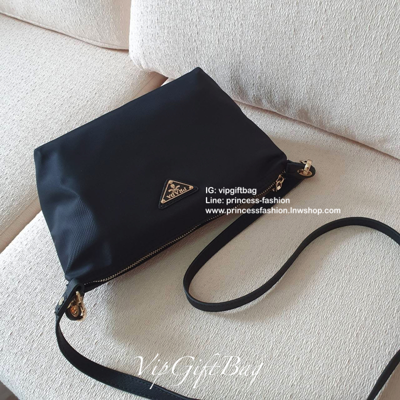 Best Seller ~~ งานพรีเมี่ยมกิ้ฟ จากเคาเตอร์ต่างประเทศ จากแบรนด์ PRADA เป็นกระเป๋า เครื่องสำอางค์ แต่มีสายสะพายยาวให้ 2 สาย เป็นแบบคล้องแขน และสะพายข้างลำตัว ใช้เป็น shoulder bag ได้เลยค่า หรือ ถือลำลองสวยๆ ก้อเลิศค่ะ คุ้มมากค่ะ ภายในมีช่องแบ่งเก็บของอย่าง