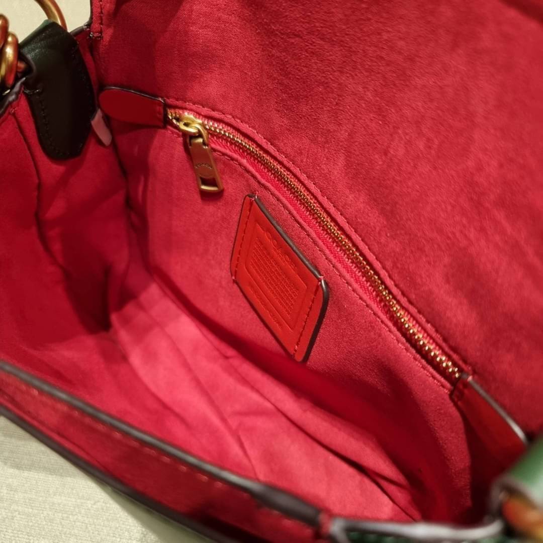 COACH C0749 BEAT SADDLE BAG The best item! ที่สาวๆรอคอย! ฮอตไฟลุก! สีหายาก ละมุนคุณหนู คอลเลคชั่นใหม่ ดีไซน์หรูหรา พิเศษมากๆมาพร้อมสายสะพาย 2 เส้น ใช้คู่กันหรือแยกสะพายก็สวยครบสูตร กระเป๋าสะพายทรง saddle คลาสสิค วัสดุหนัง glove-tanned ทนทาน เปิด-ปิดด้วยกร