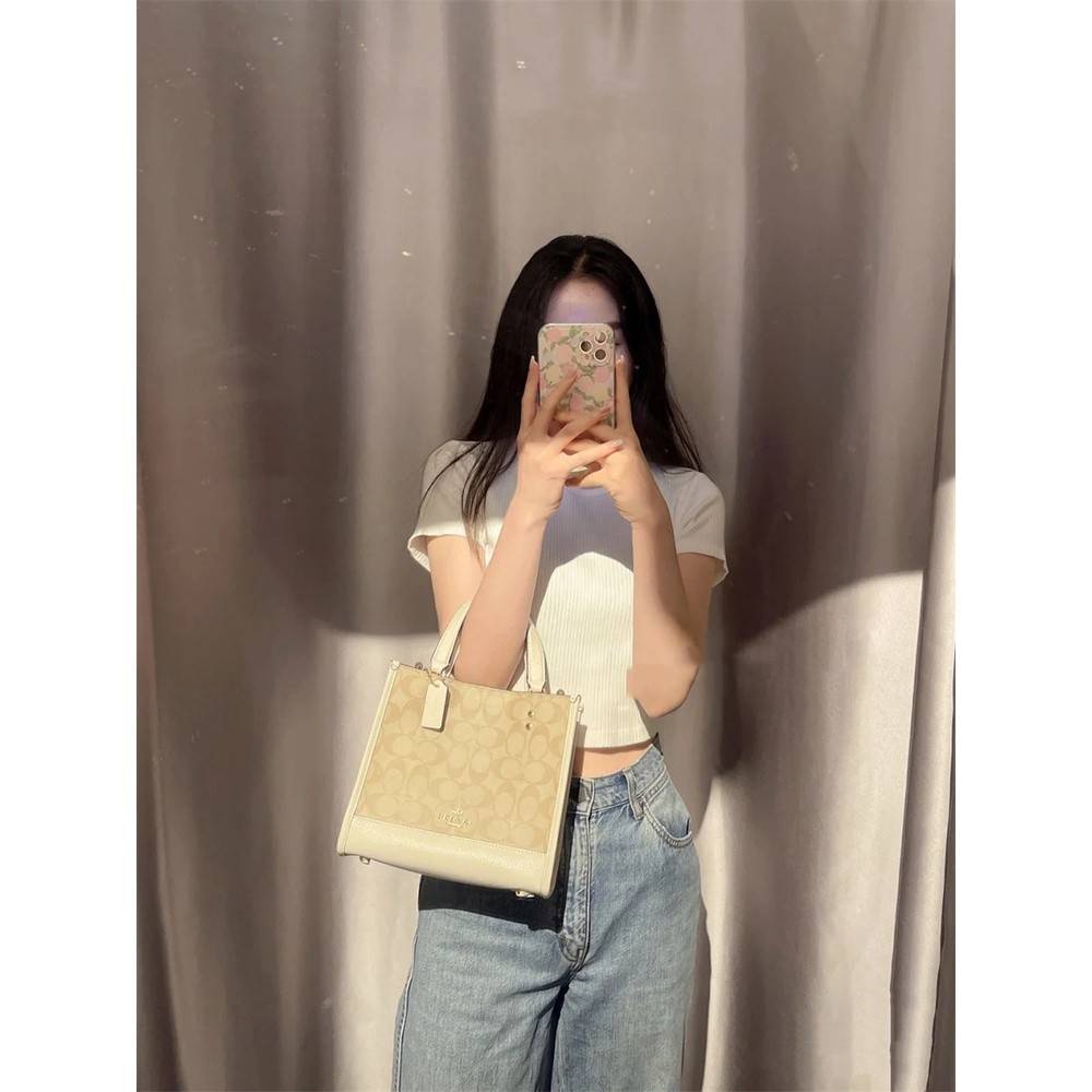 OUTLET 】COACH C5122 DEMPSEY TOTE 22 IN SIGNATURE CANVAS แรงดี กระหน่ำยอดสั่งซื้อมากจ้าแม่!! กระเป๋าทรงโท้ท 22 ที่ขนาดน่ารักน่าใช้มากๆ สาวๆถูกอกถูกใจกันนับไม่ถ้วน!! ฟังก์ชั่นการใช้งานสะดวกที่สุด มีทั้งสายคล้องในตัว และสายครอสบอดี้ ดีไซน์คลาสสิคเรียบหรู วัส