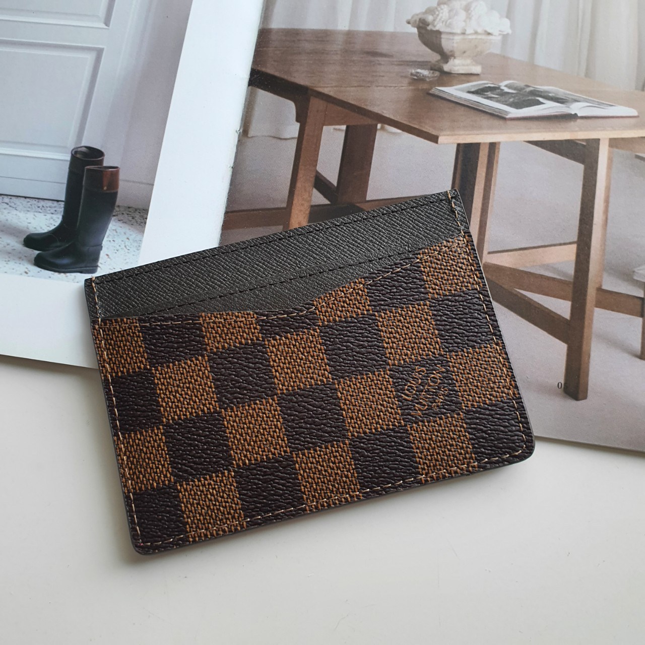 งานหรูเว่อวัง LOUIS VUITTON CARD HOLDER (GWP) 💳 ที่ใส่บัตร จากพรีเมี่ยมกิ้ฟแบรนด์หรู ดีไซน์สวยเก๋ หนังแท้ลายสวยเป็นเอกลักษณ์ ขนาดกำลังดี ใส่บัตรอย่างน้อย 7 ใบ พกพาสะดวก จะซื้อไว้ใส่บัตรใบหรู หรือซื้อให้เป็นของขวัญ ก็ควรค่าที่สุดคะ ห้ามพลาดนะคะ