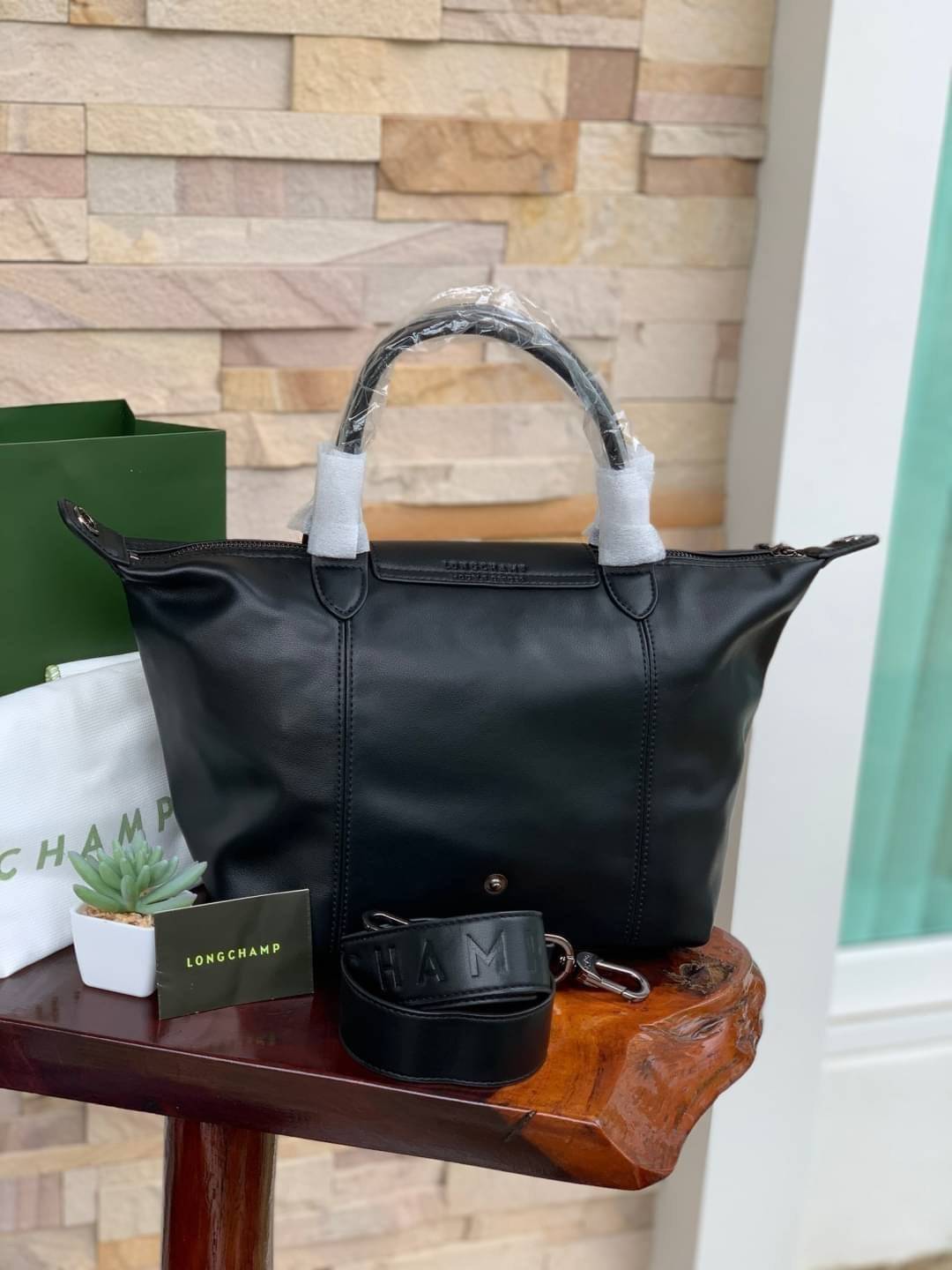 Longchamp LE PLIAGE CUIR TOP HANDLE BAG S เรียกว่าเป็นกระเป๋าอีกหนึ่งรุ่นที่ไม่ว่ายังไงก็ฮอตฮิตและติดเทรนด์ตลอดไม่เคยเปลี่ยนกับ ทรง Le Pliage Cuir หนึ่งในตระกูลกระเป๋าสุดไอคอนิกจากแบรนด์ เมื่อรุ่น Le Pliage Cuir ในรูปแบบของหนังแกะ Metis ได้ถือกำเนิดขึ้นใน