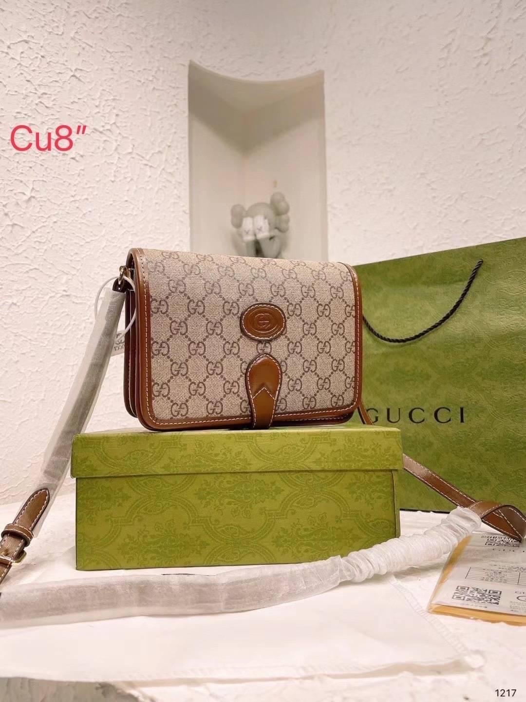 Gucci Mini shoulder bag with Interlocking G กระเป๋าสะพาย อีกหนึ่งในสัญลักษณ์ที่สำคัญของแบรนด์ วัสดุแคนวาสโมโนแกรมสวยงาม ภาพถ่ายจากงานขายจริง ใช้งานต่างประเทศได้