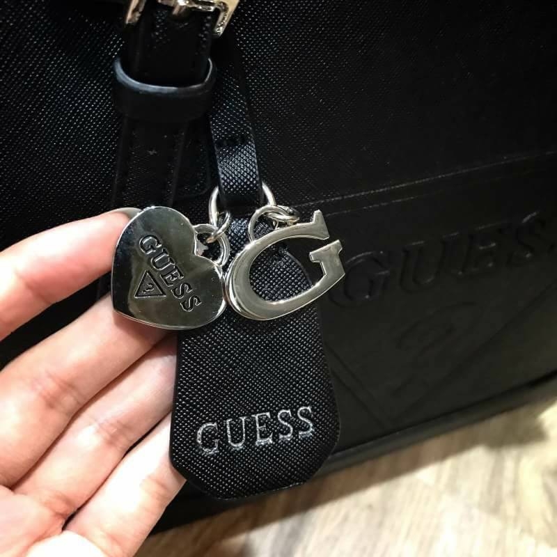 GUESS SAFFIANO SHOPPER BAG กระเป๋าสะพายทรง Tote จากแบร์น GUESS วัสดุหนัง Saffiano สวยอยู่ทรง สไตล์ PRADA ขนาดใหญ่ แต่น้ำหนักเบา ด้านหน้าปั๊มโลโก้แบรนด์ พร้อม TAG โลโก้อะไหล่ตัว G และรูปหัวใจที่หูกระเป๋า ถอดเเยกใช้ได้ เปิดปิดด้วยซิปสะดวกใช้ ภายในมีโลโก้ ช่