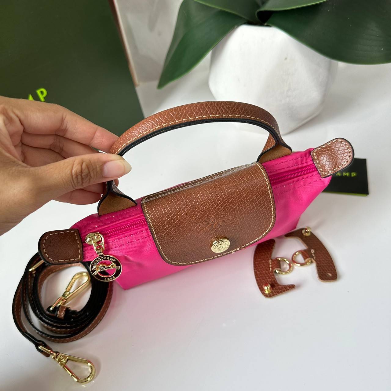 LONGCHAMP LE PLIAGE ORIGINAL Pouch with handle กระเป๋าใบเล็กขนาดกระทัดเหมาะกับใส่ของจำเป็นจุกจิก กันน้ำได้ พร้อมส่ง