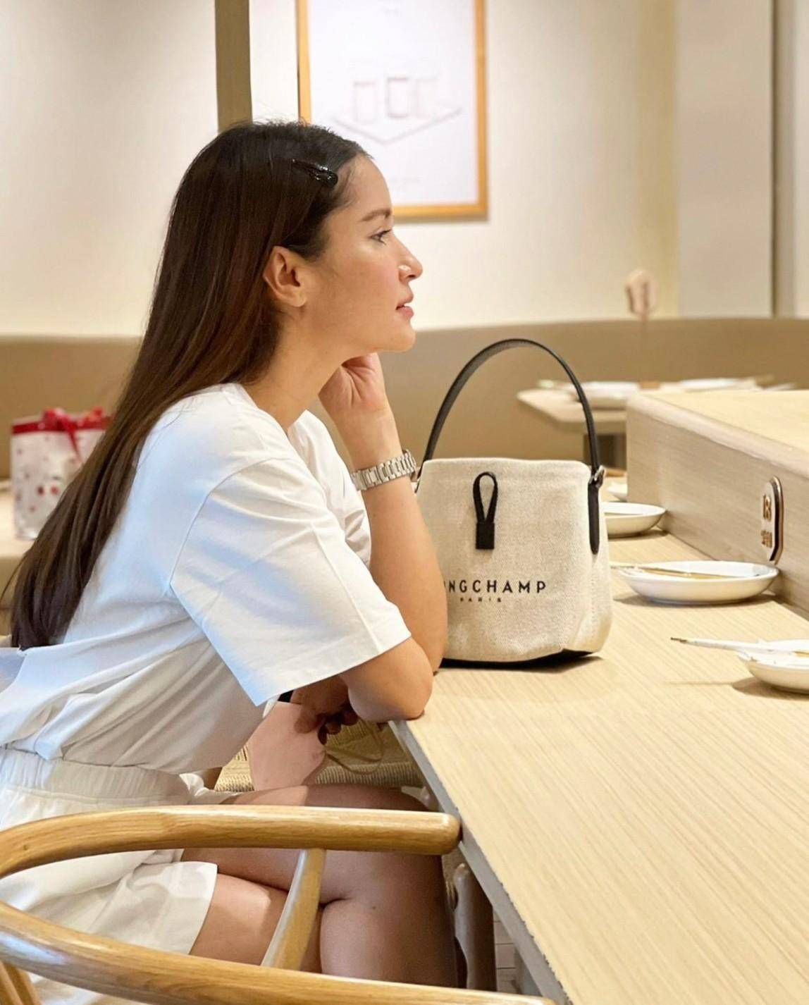 LONGCHAMP Roseau Bucket Bag กระเป๋าทรงถัง ถือหรือสะพายไหล่ได้ วัสดุผ้าฝ้าย แต่งหนังวัวลายนูน มีซับใน ด้านในกระเป๋าซิป1 กระเป๋าเล็ก1 อะไหล่เงิน มีสายยาวถอดสายได้ ปรับระดับไม่ได้ ดาราเซเลปใช้เพียบ รุ่นเดียวกับคุณแอนใช้ Hot Item!!!! ใบจริงสวยมากน้ำหนักเบา จุ