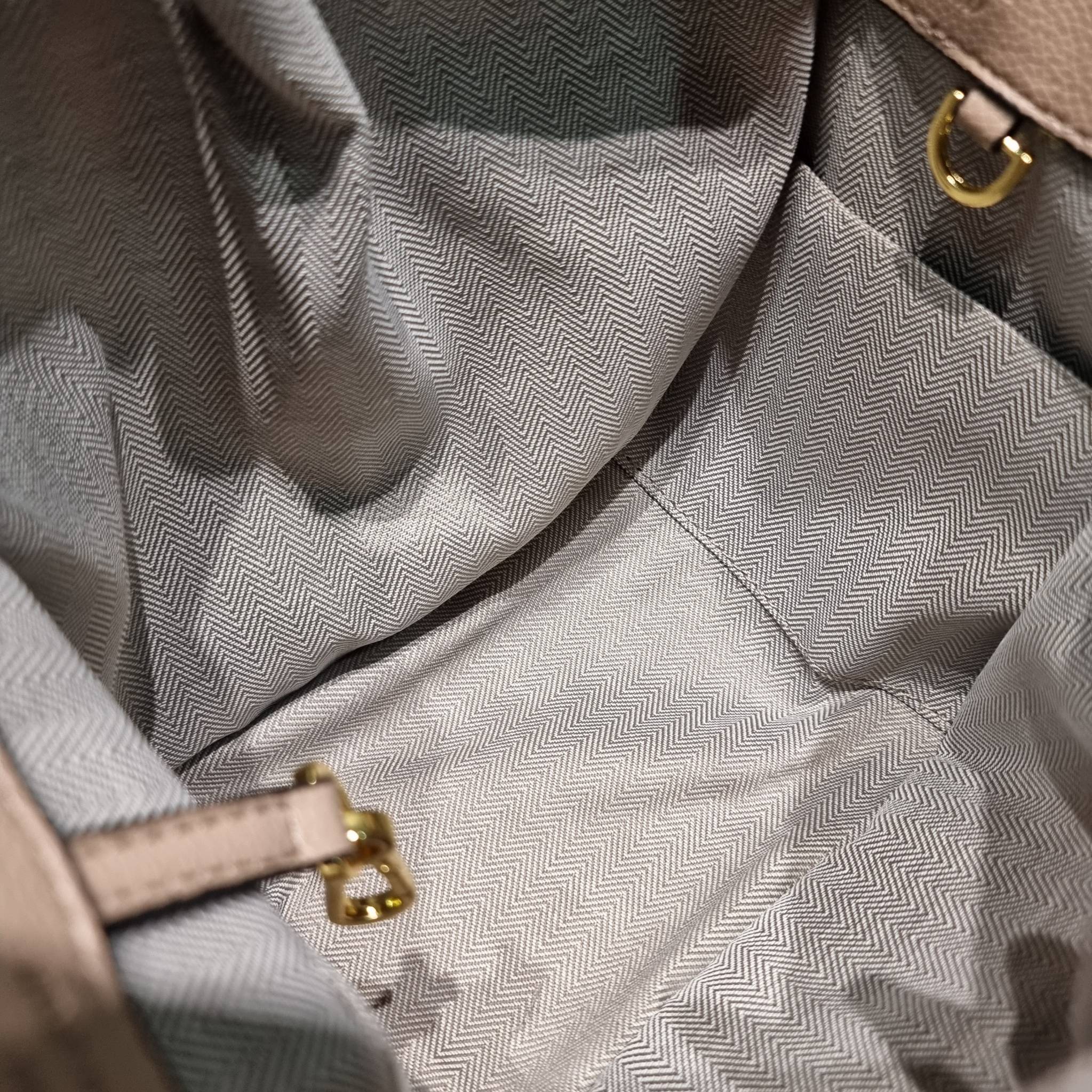 LOEWE SMALL HAMMOCK IN SAND GRAINED LEATHER คอลสุดฮิต ไอเท็มยอดนิยม ที่ใครๆก็ใช้กัน!! กระเป๋าสะพายดีไซน์สุดแซ่บ ที่สามารถปรับเปลี่ยนรูปทรงได้หลากหลาย