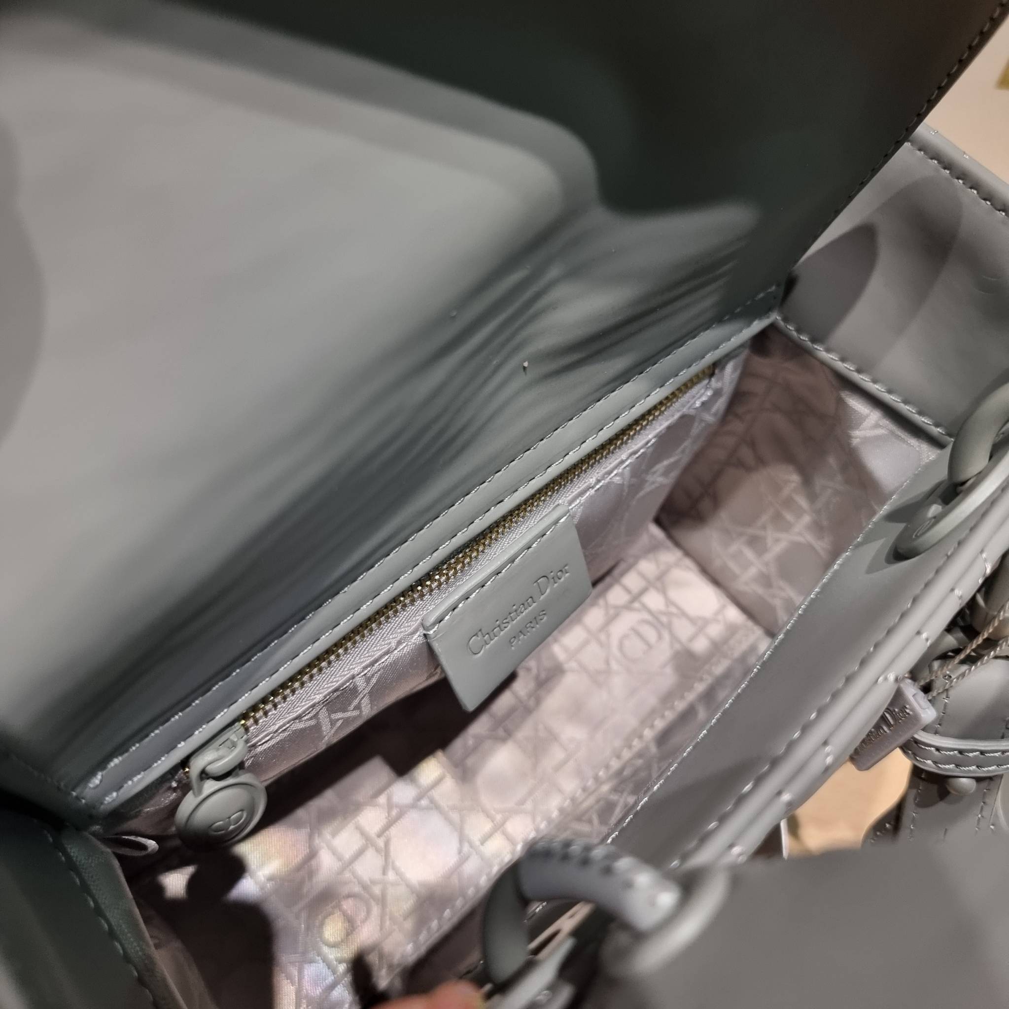 SMALL LADY DIOR MY ABCDIOR BAG Ultramatte Cannage Calfskin / CD LADY ULTRAMATTE BAG พร้อมส่ง กระเป๋าสะพายข้าง ดีไซน์เรียบง่าย แต่แฝงไปด้วยความหรูหรา ทรงกล่องคลาสสิค โดดเด่นด้วยพวงกุญแจอะไหล่สีเดียวกับตัวกระเป๋า ผิวแมทท์ ลายเส้นซ้อนทับสวยงาม