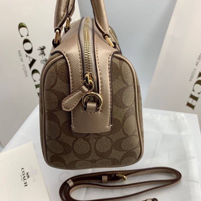 ของแท้ 💯% COACH MINI BENNETT SATCHEL IN SIGNATURE (COACH F36702) IMITATION GOLD สีทองเข้าใหม่ ดูแพงมากสวยหรูมาก สีนี้ในช็อปราคาพุ่งมากนะคะ เรายังขายราคาเดิมเท่าสีอื่น ^^ ควรมีมากๆ ค่า