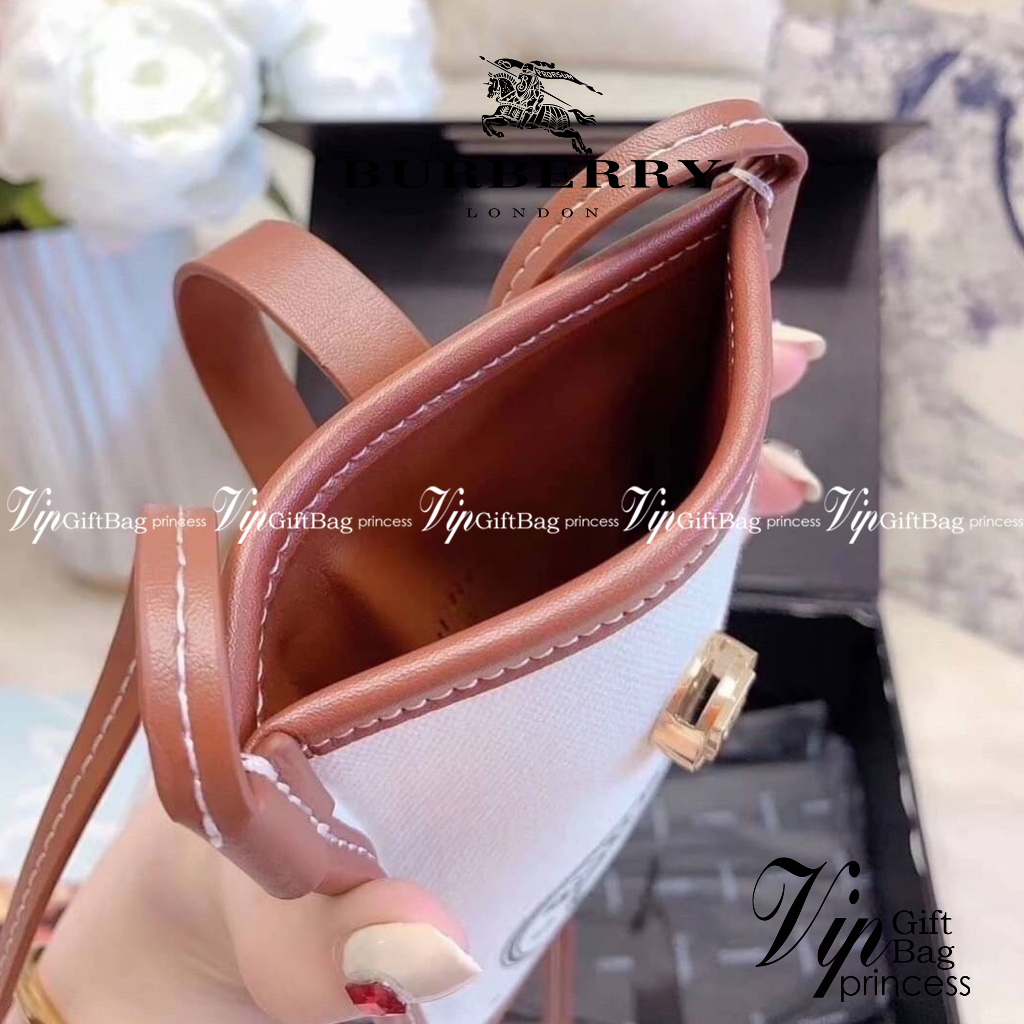 BURBERRY FRAGRANCES CROSSBODY BAG / BURBERRY PHONE BAG งานผ้าแคนวาสอย่างดีตัดขอบหนัง มีช่องใส่บัตรด้านหลัง น่ารักตะมุตะมิ ใส่บัตรใส่ของจุกจิกใส่โทรศัพท์ได้ น่ารักไปอีกจ้า วัสดุ Canvas & Leather สวยหรูอยู่ทรงมีโลโก้แบรนด์ด้านหน้า มีสายคาดประดับแบรนด์ ด้านห