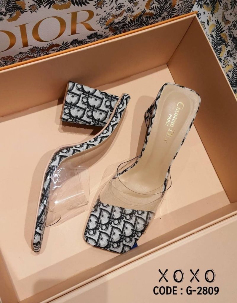 Christian Dior งานสวม คาดพบาสติกใสอย่างดี เนื้อนุ่ม วัสดุผ้าลายแบรนด์ เก๋ๆ กับส้น 3 เหลียม สวมเก๋ ใส่สบาย ไม่เมื่อย แมทส์ชุดง่าย น้ำหนักเบา