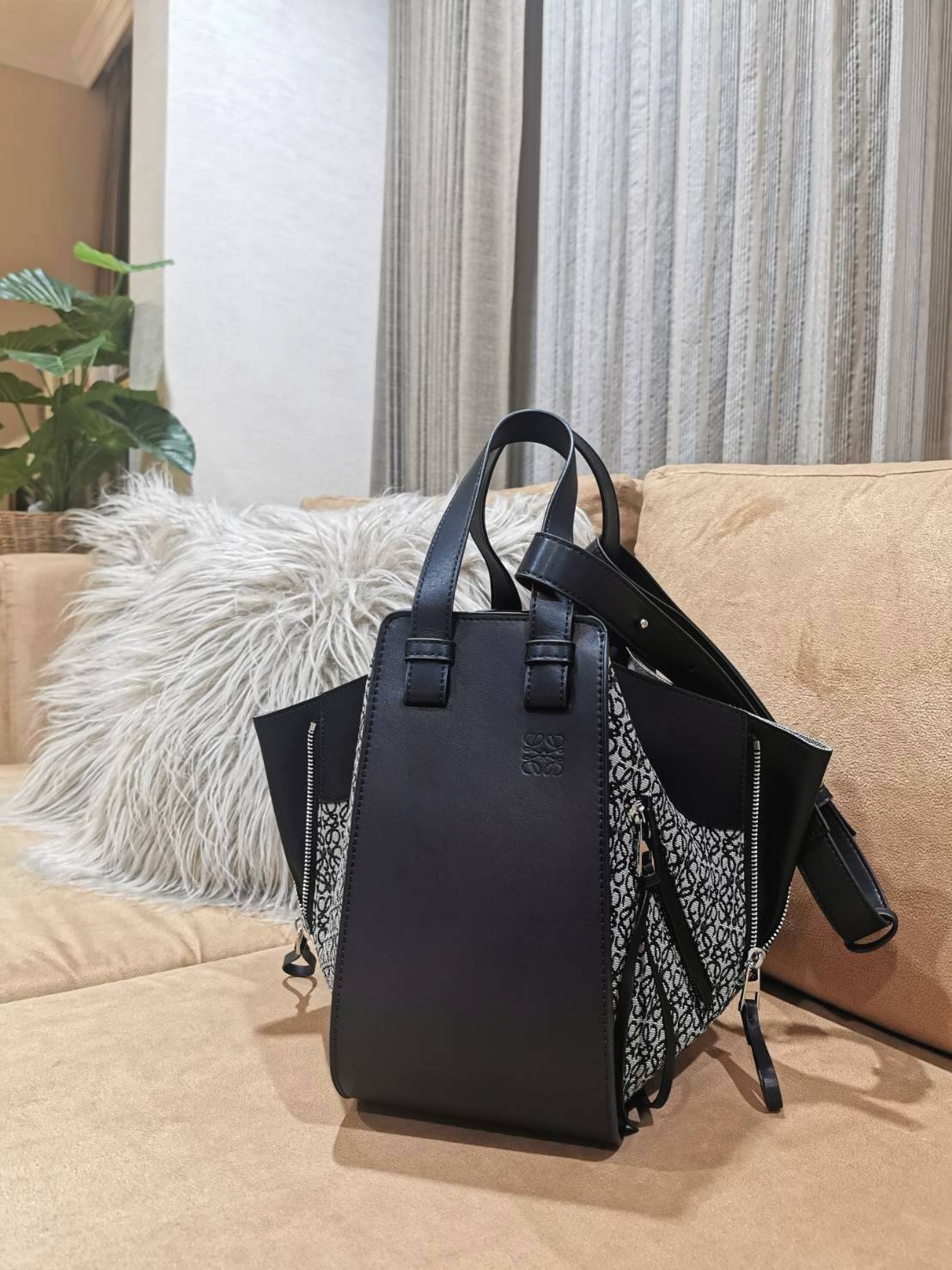 LOEWE ANAGRAM SHOULDER BAG รุ่นหายากสุดเลอค่าวัสดุ Anagram Canvas ตัดหนังแท้ Calfskin สุดคลาสสิค ขนาดกำลังดี น้ำหนักเบา ภายในโล่งกว้างและจุ ใส่กล้อง มือถือ ของใช้ได้เยอะ มาพร้อมหูสั้นหนังแท้หิ้วถนัดมือและสายหนังยาวสะพายไหล่หรือ Crossbody ก็ดูดี ตัวจริงสวย
